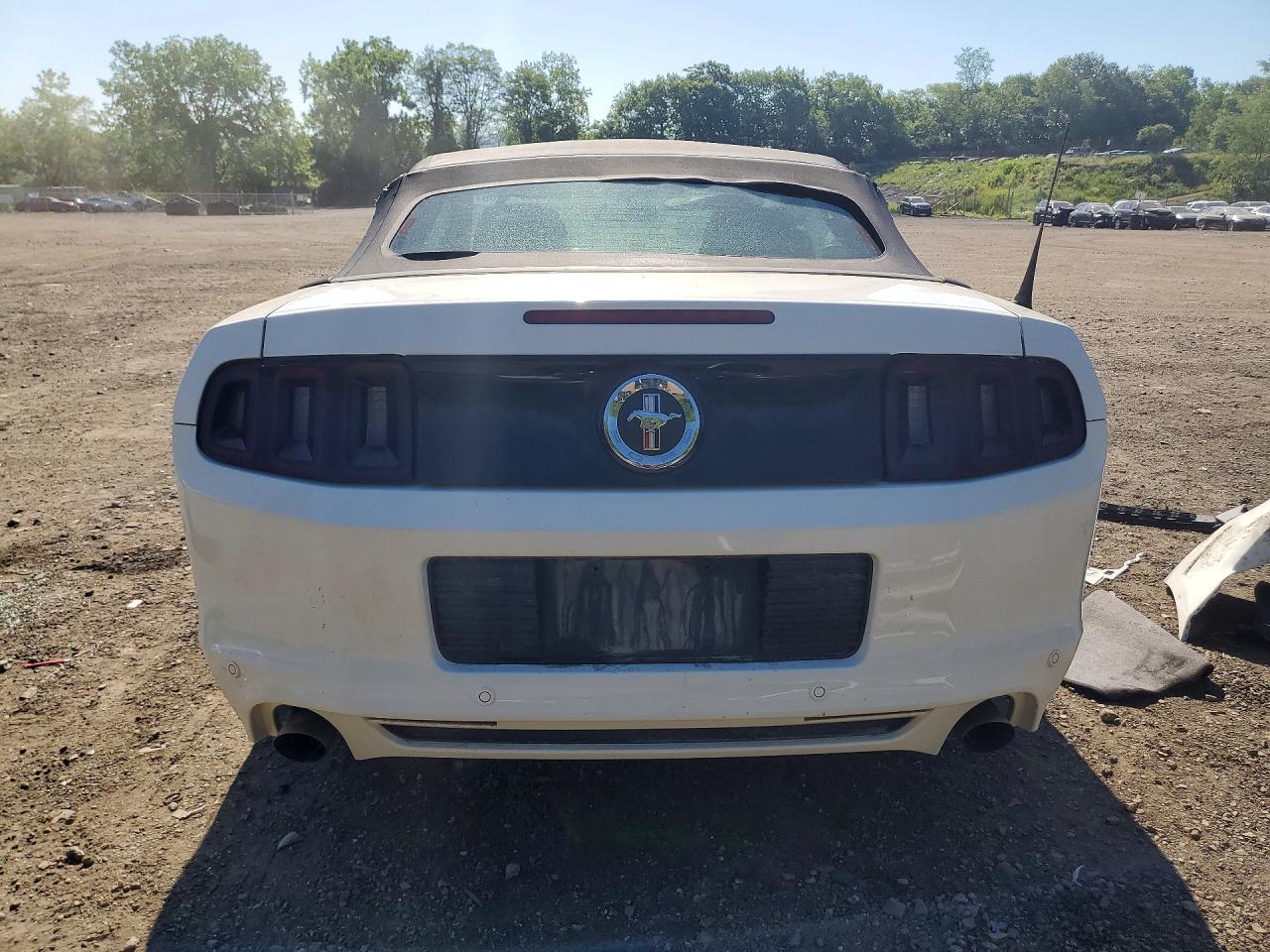 2013 Ford Mustang White vin: 1ZVBP8EM8D5224413