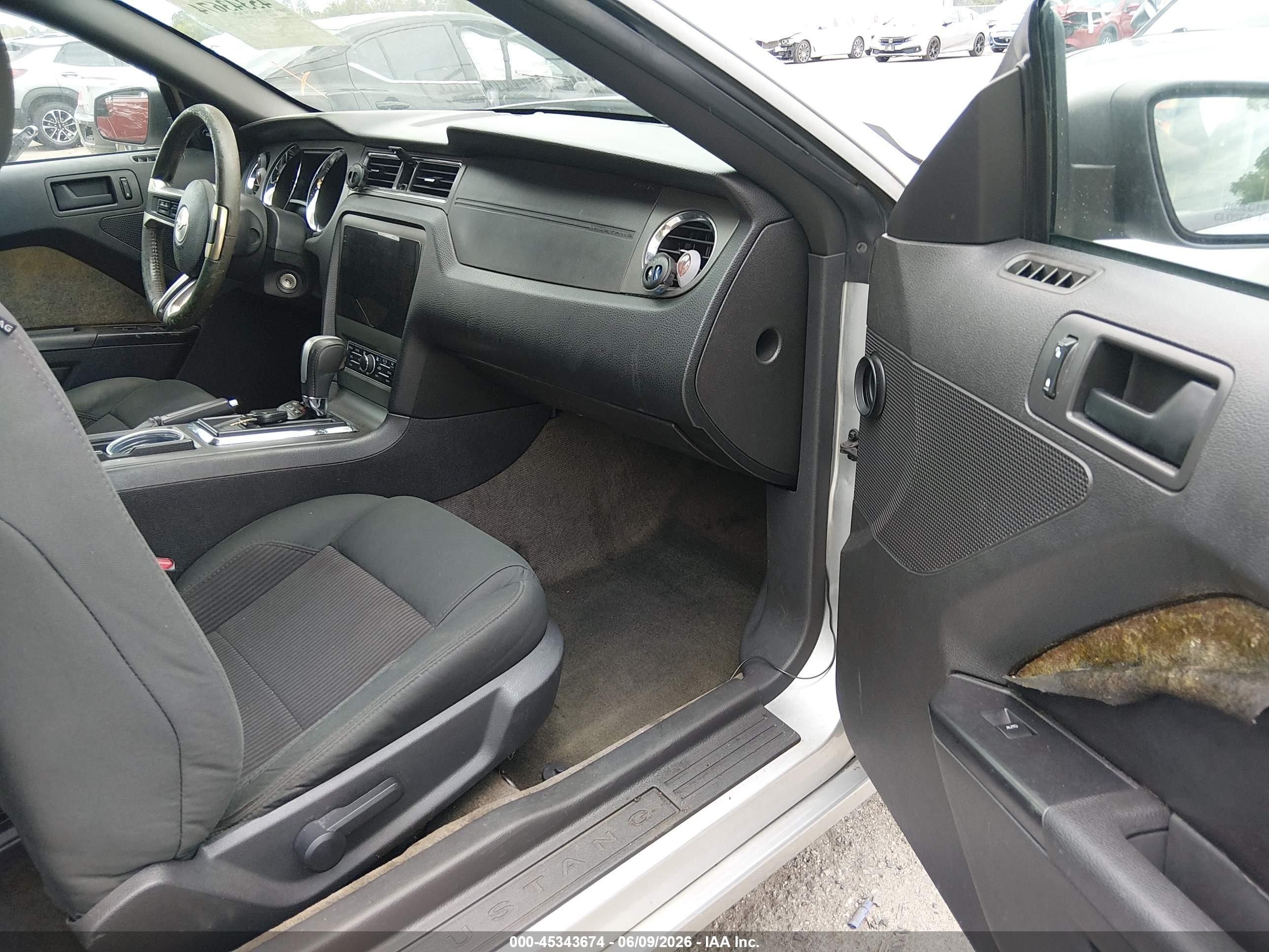 2014 Ford Mustang V6 Серебряный vin: 1ZVBP8EM8E5232240