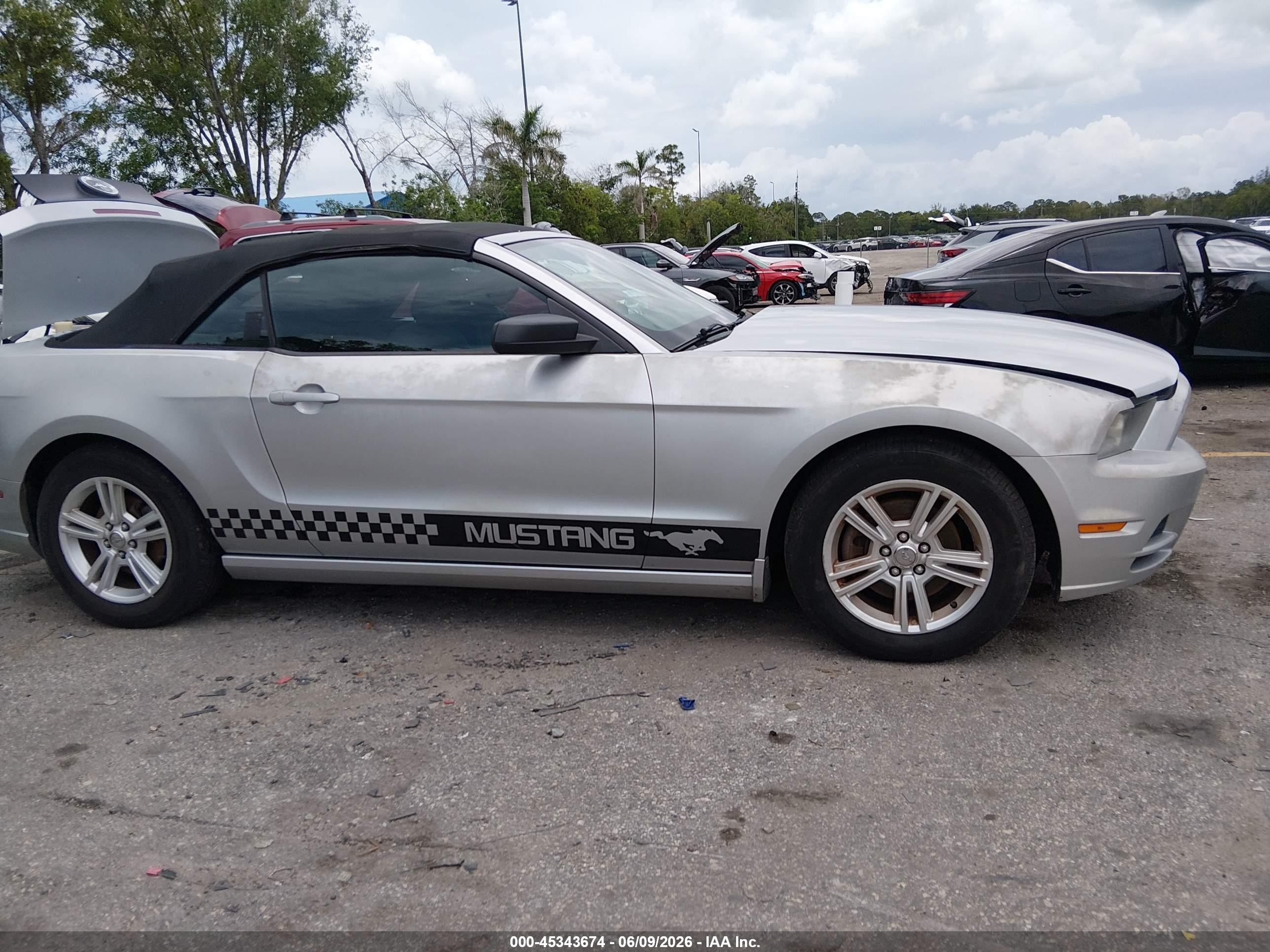 2014 Ford Mustang V6 Серебряный vin: 1ZVBP8EM8E5232240