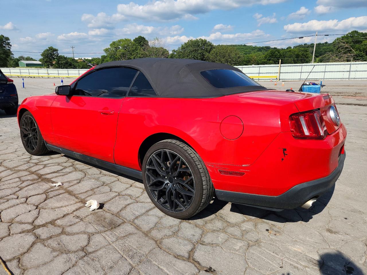 2011 Ford Mustang Red vin: 1ZVBP8EM9B5141408