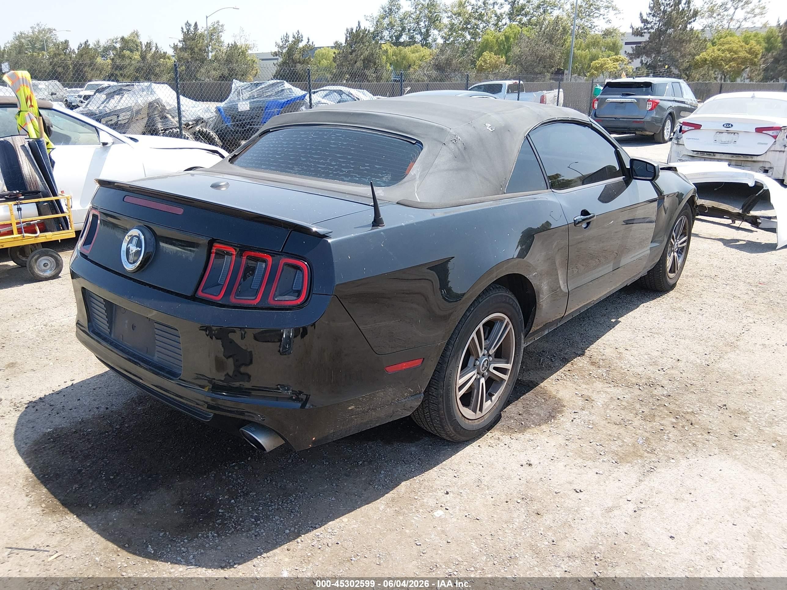 2013 Ford Mustang V6 Premium Черный vin: 1ZVBP8EM9D5236604