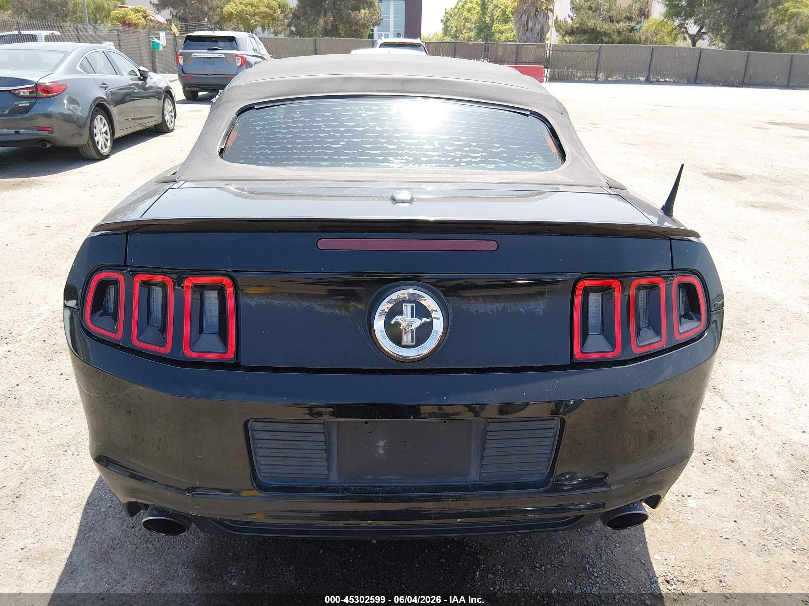 2013 Ford Mustang V6 Premium Черный vin: 1ZVBP8EM9D5236604