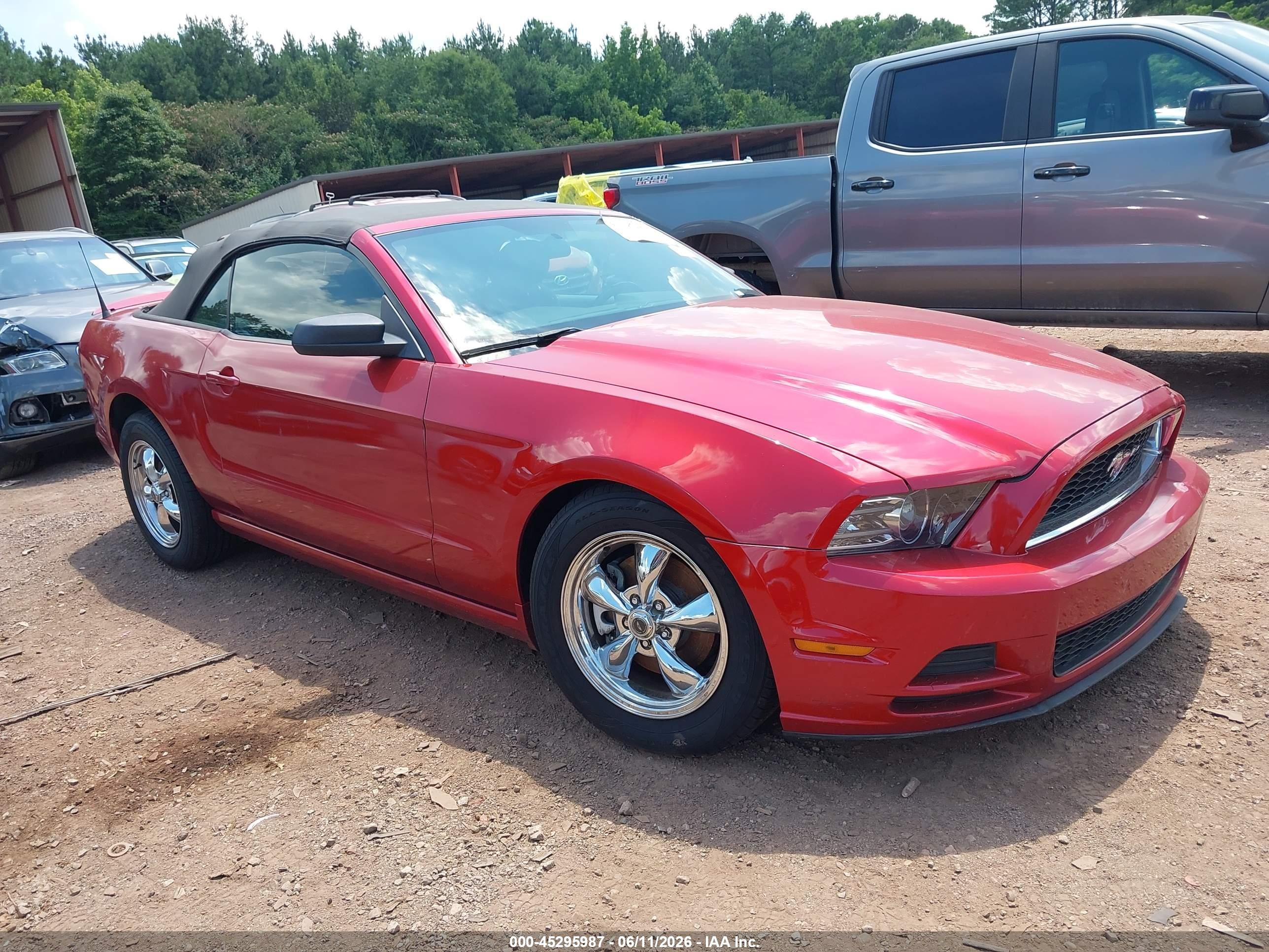 2013 Ford Mustang V6 Red vin: 1ZVBP8EM9D5258103