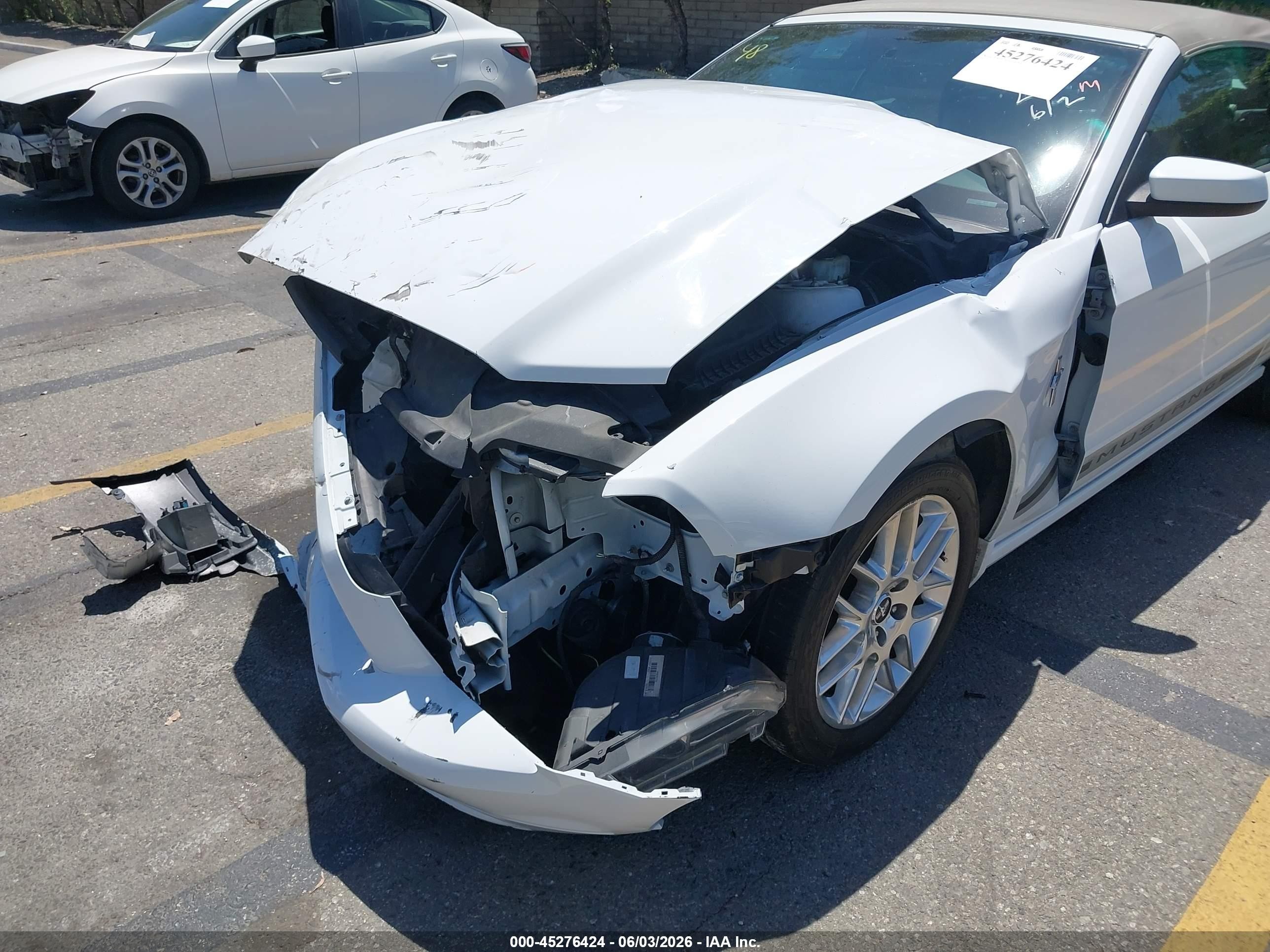 2014 Ford Mustang V6 Premium White vin: 1ZVBP8EMXE5301929