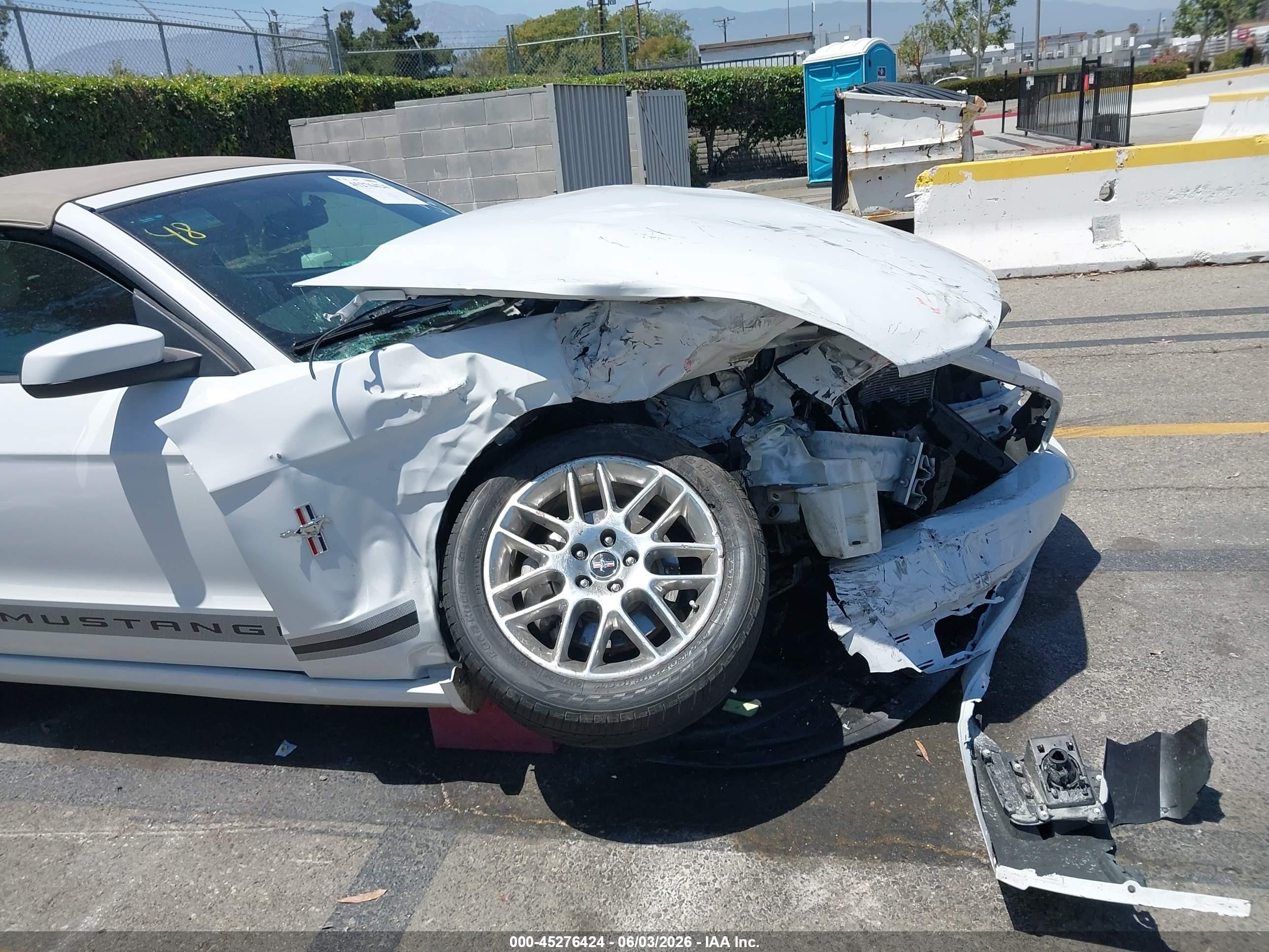 2014 Ford Mustang V6 Premium White vin: 1ZVBP8EMXE5301929