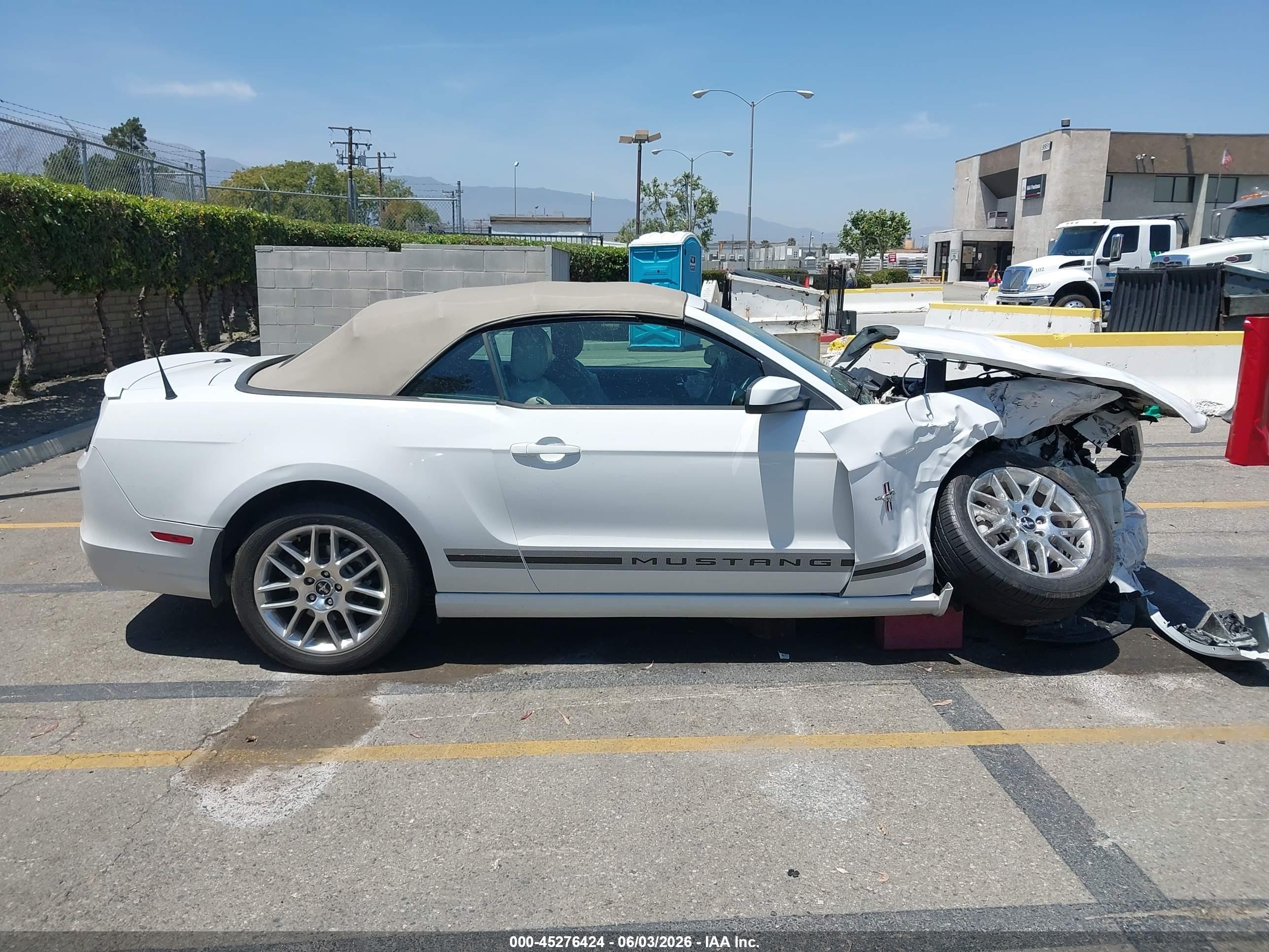 2014 Ford Mustang V6 Premium White vin: 1ZVBP8EMXE5301929