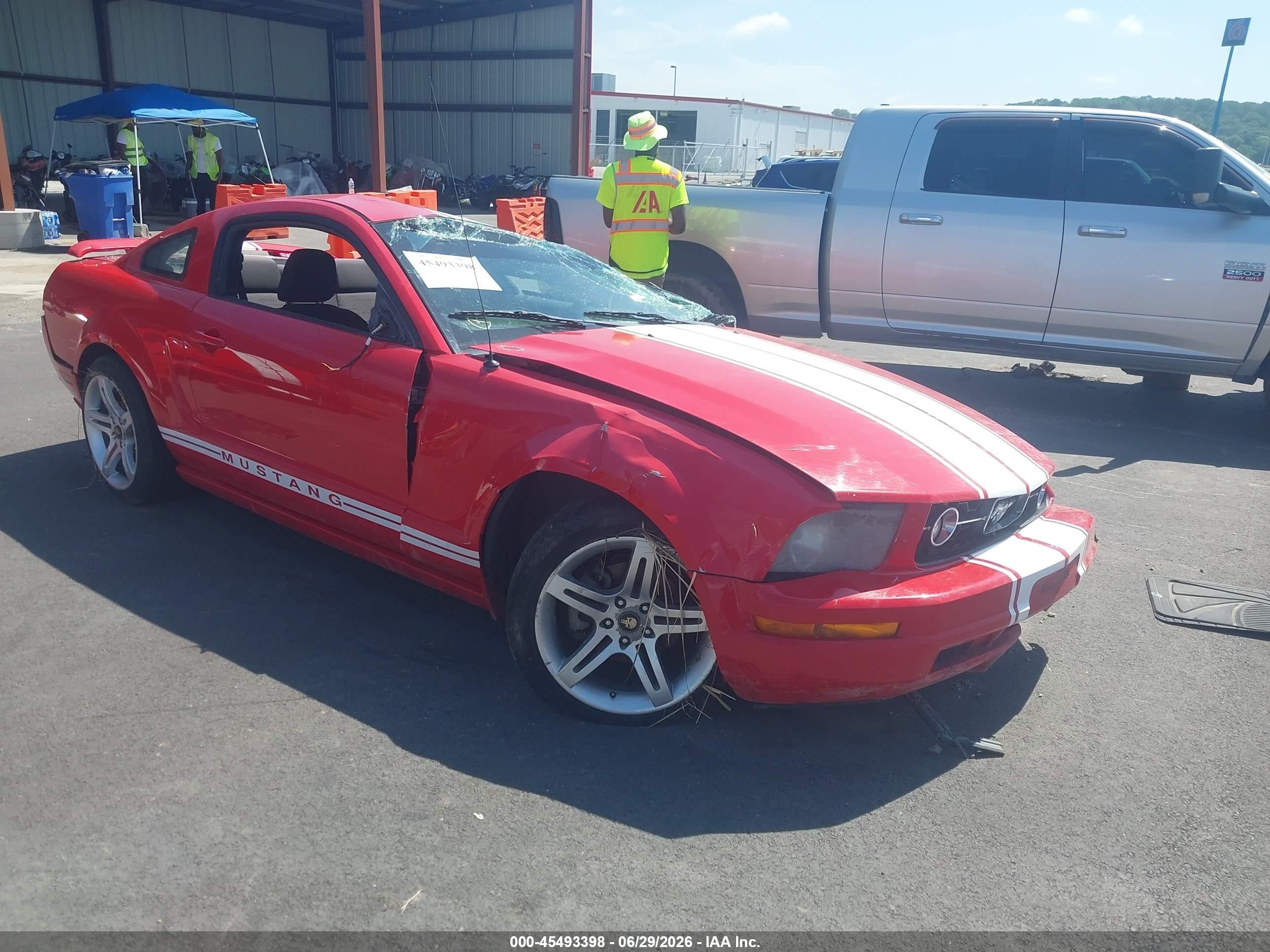 2005 Ford Mustang   Red vin: 1ZVFT80N055227465