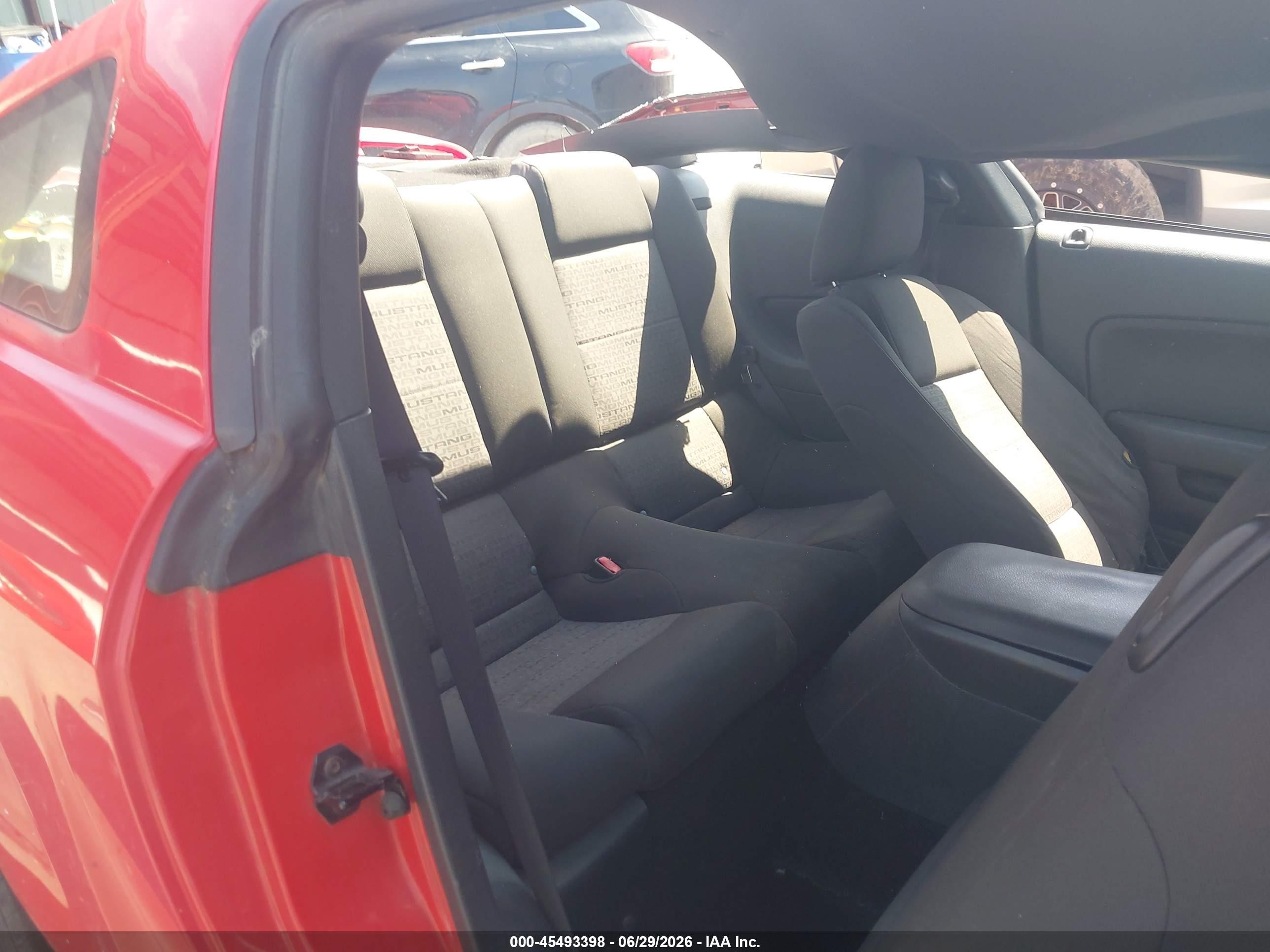 2005 Ford Mustang   Red vin: 1ZVFT80N055227465