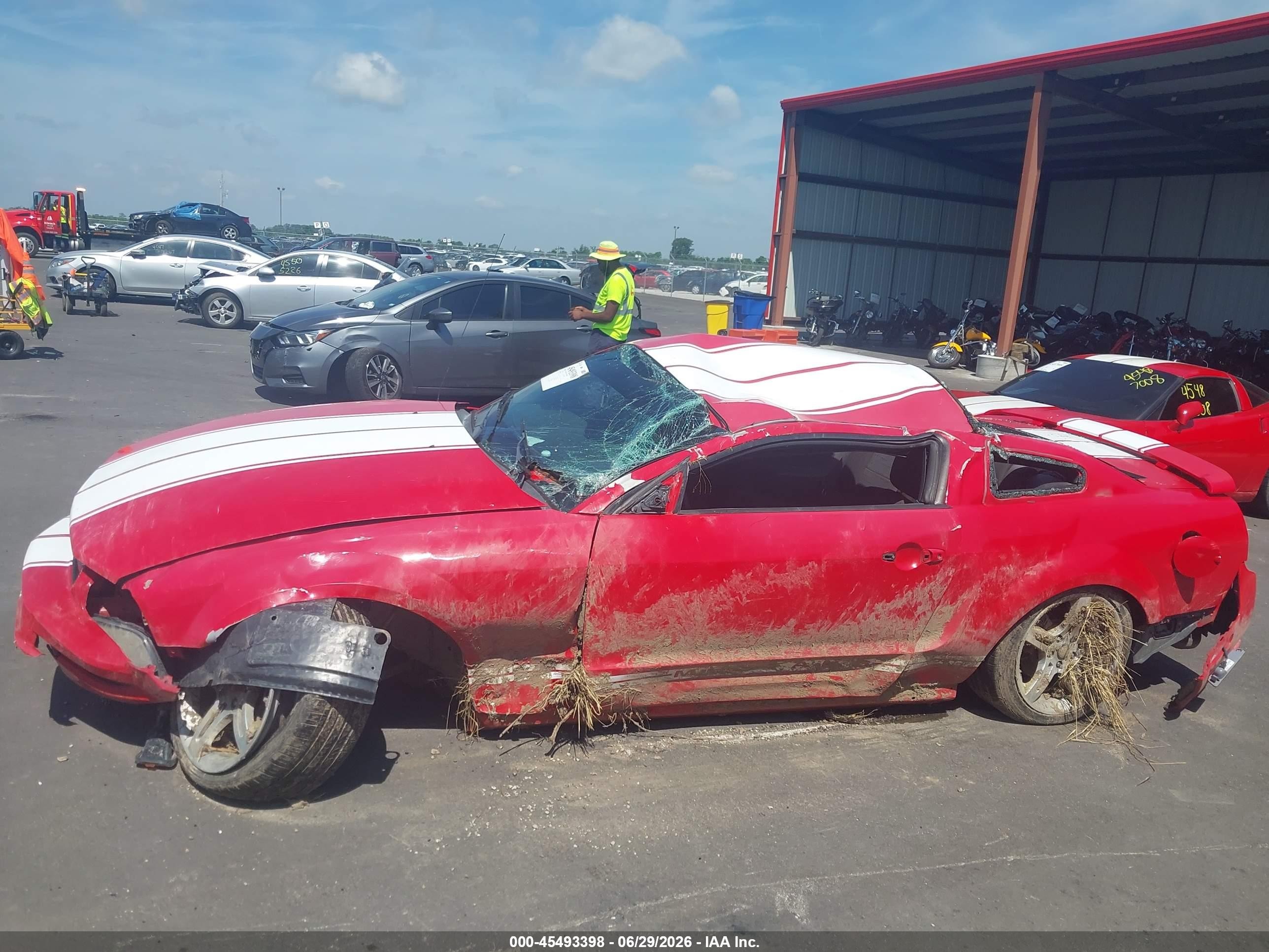 2005 Ford Mustang   Red vin: 1ZVFT80N055227465