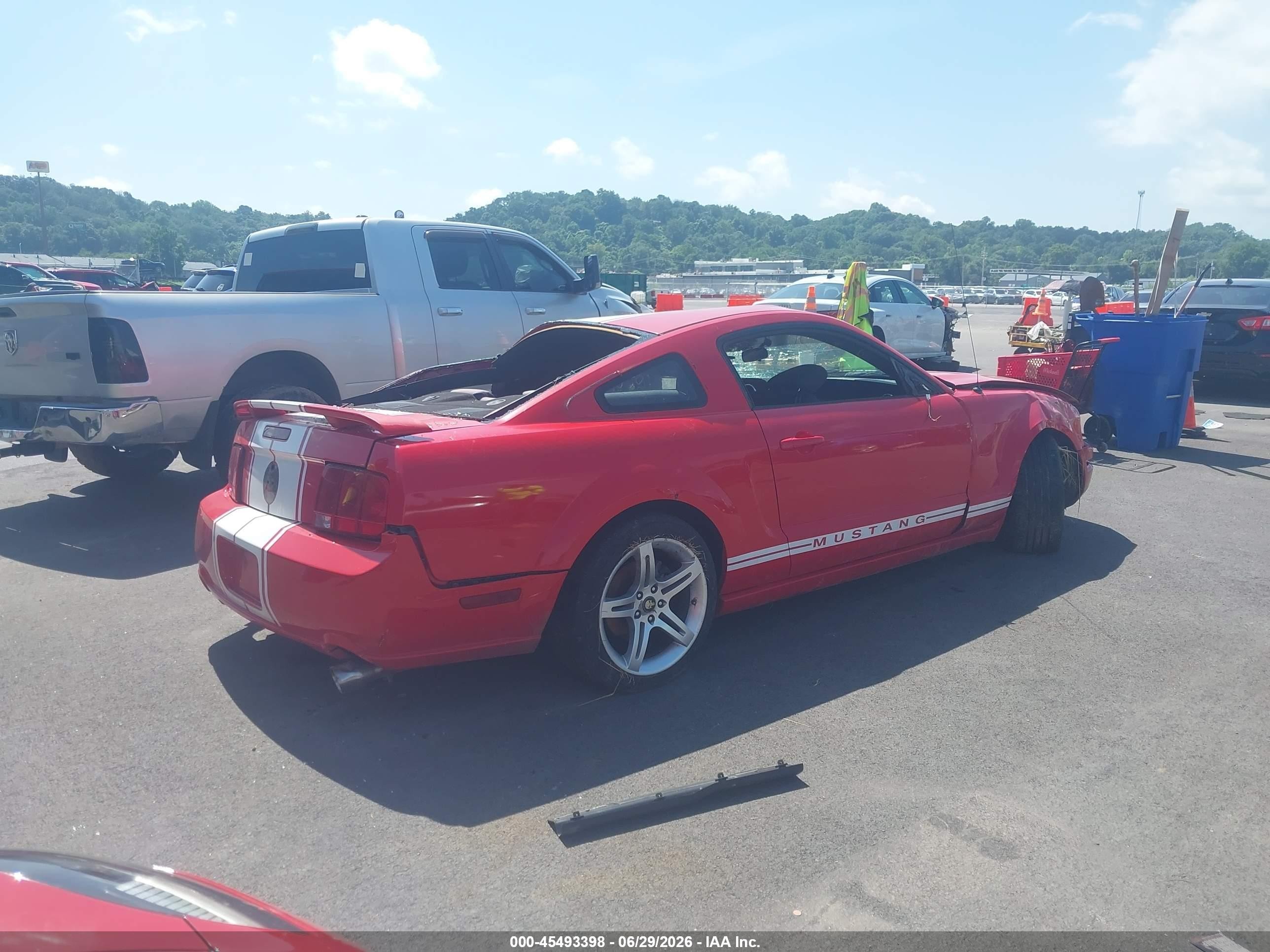2005 Ford Mustang   Red vin: 1ZVFT80N055227465