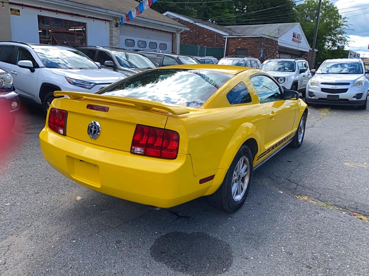 2006 Ford Mustang Yellow vin: 1ZVFT80N065115900