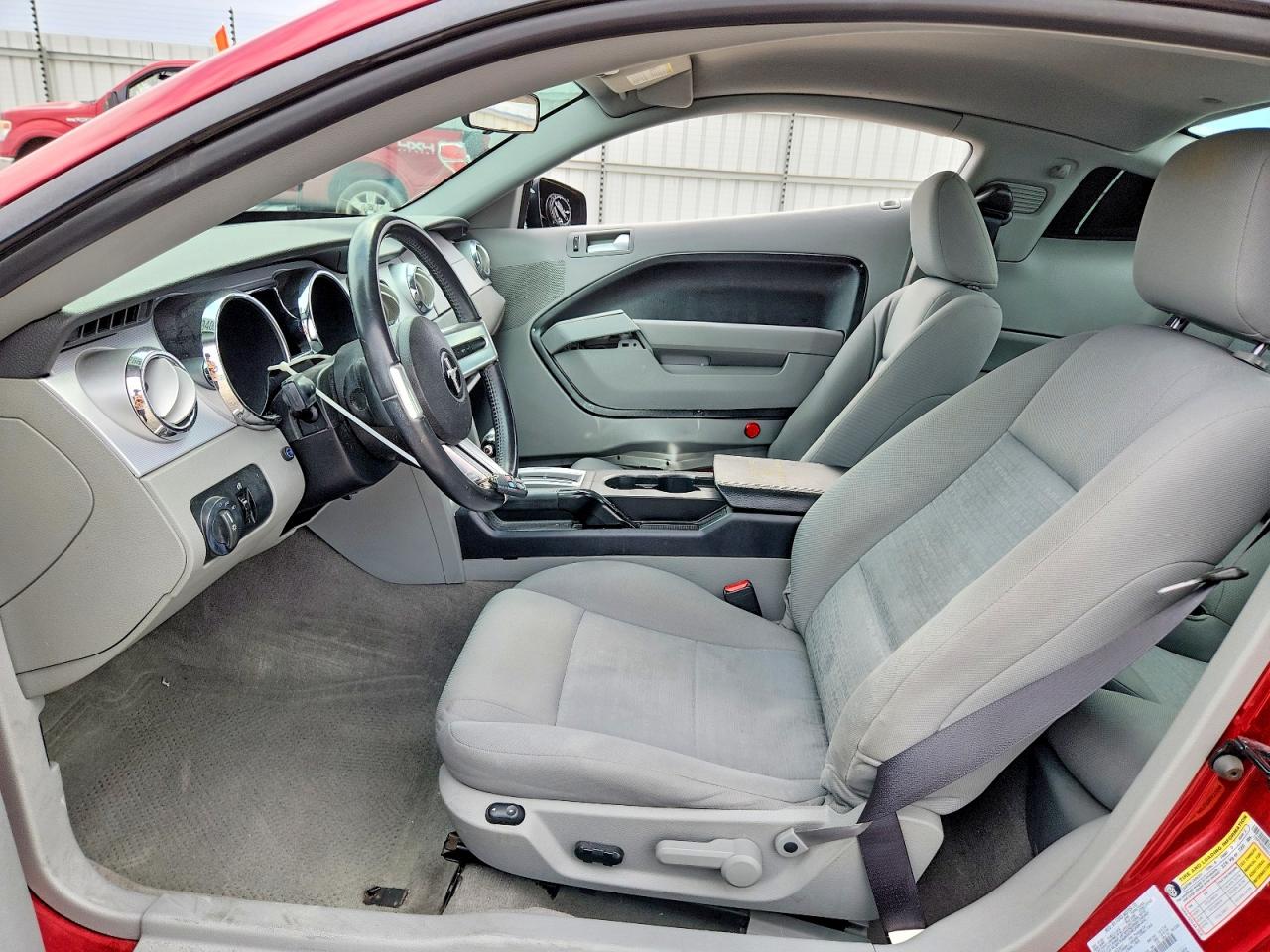 2006 Ford Mustang Red vin: 1ZVFT80N065236975