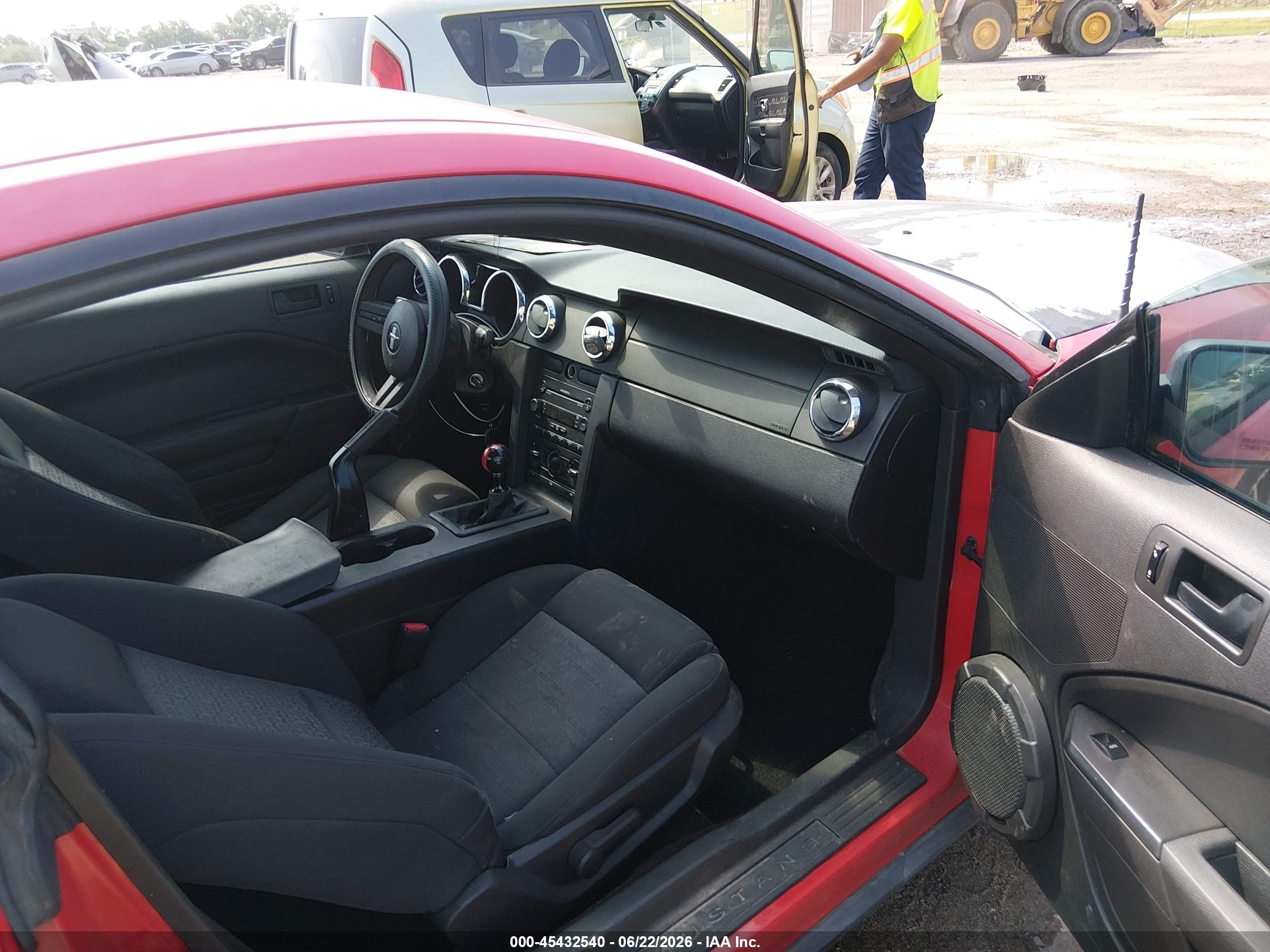 2007 Ford Mustang V6 Deluxe/v6 Premium Красный vin: 1ZVFT80N075347348