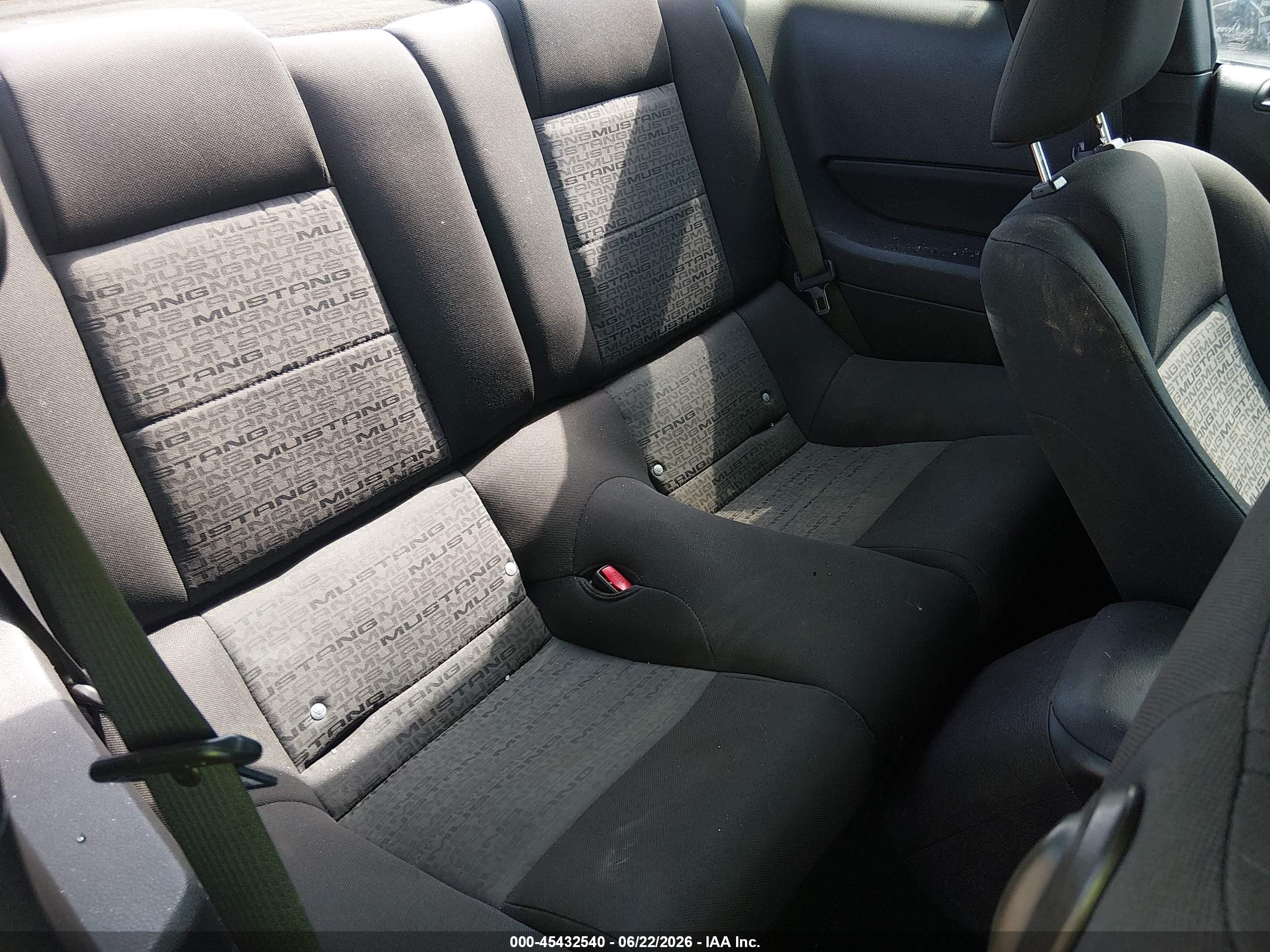2007 Ford Mustang V6 Deluxe/v6 Premium Красный vin: 1ZVFT80N075347348