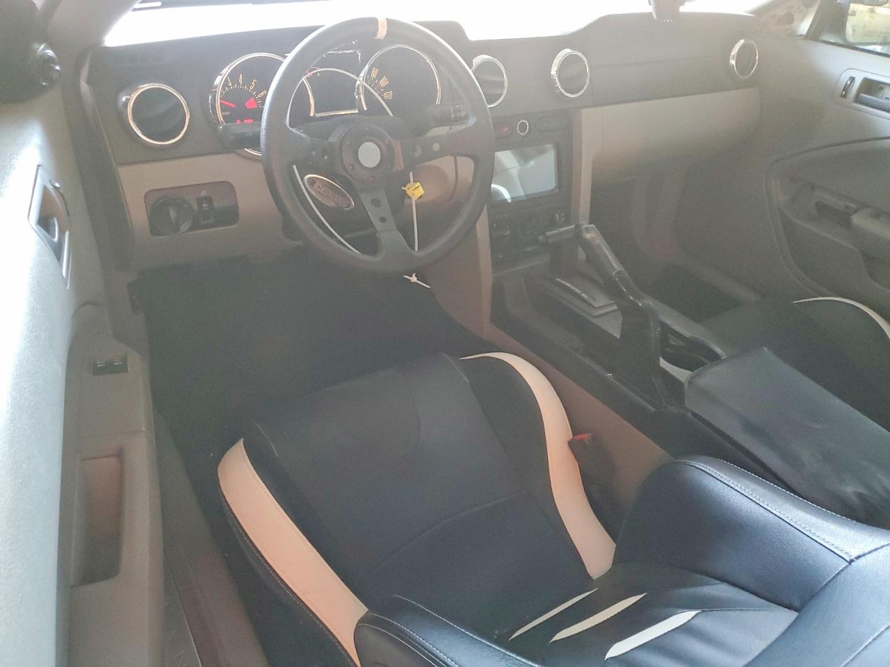 2006 Ford Mustang White vin: 1ZVFT80N165201930