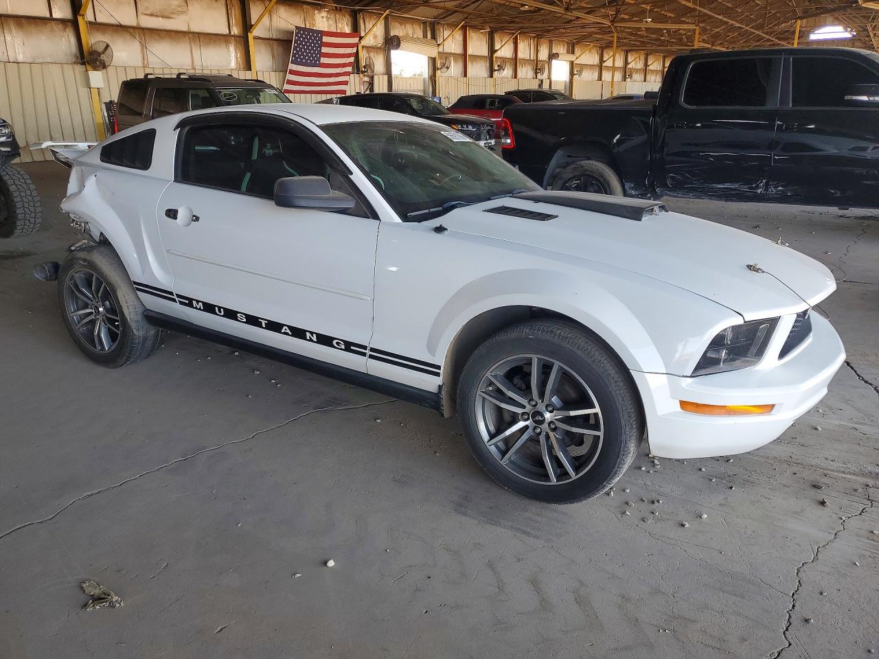 2006 Ford Mustang White vin: 1ZVFT80N165201930