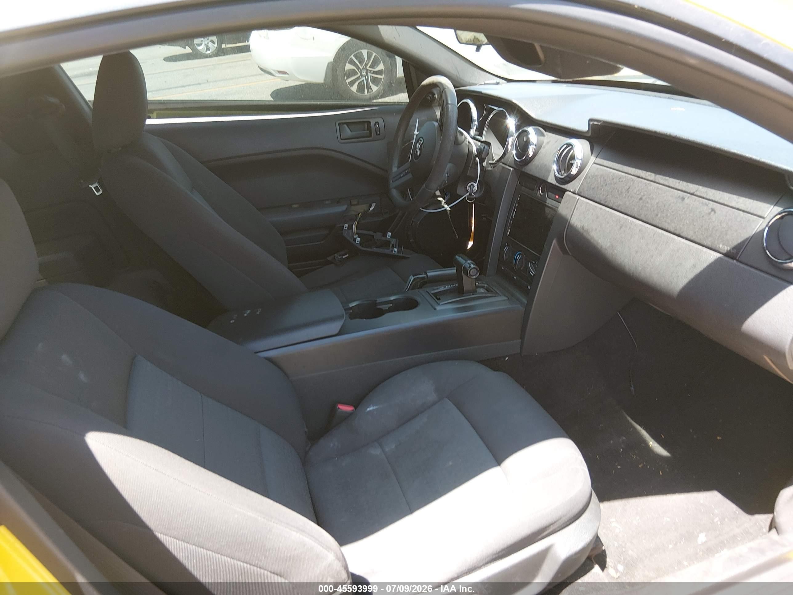 2006 Ford Mustang V6 Yellow vin: 1ZVFT80N165211809
