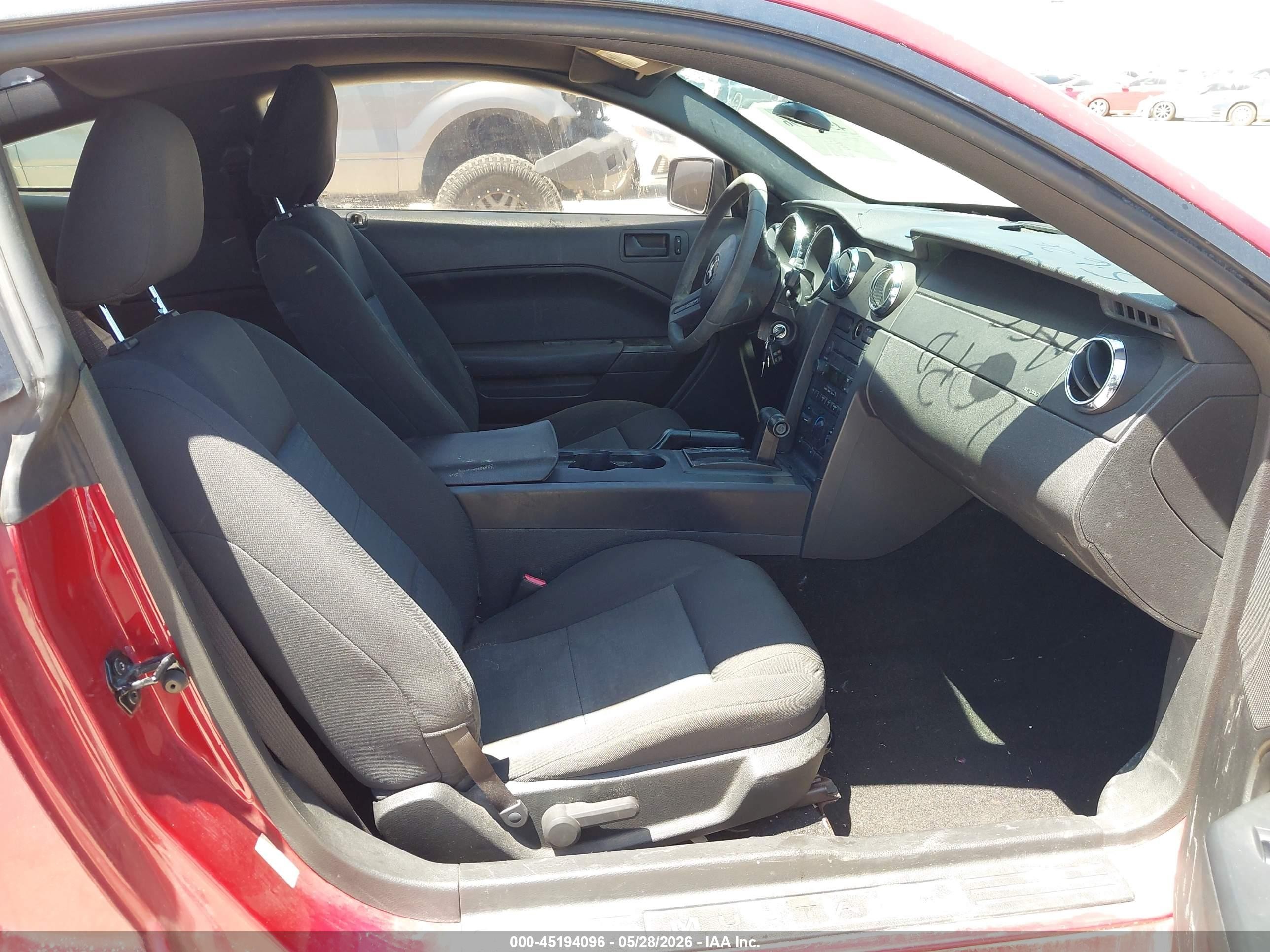 2006 Ford Mustang V6 Red vin: 1ZVFT80N165239481