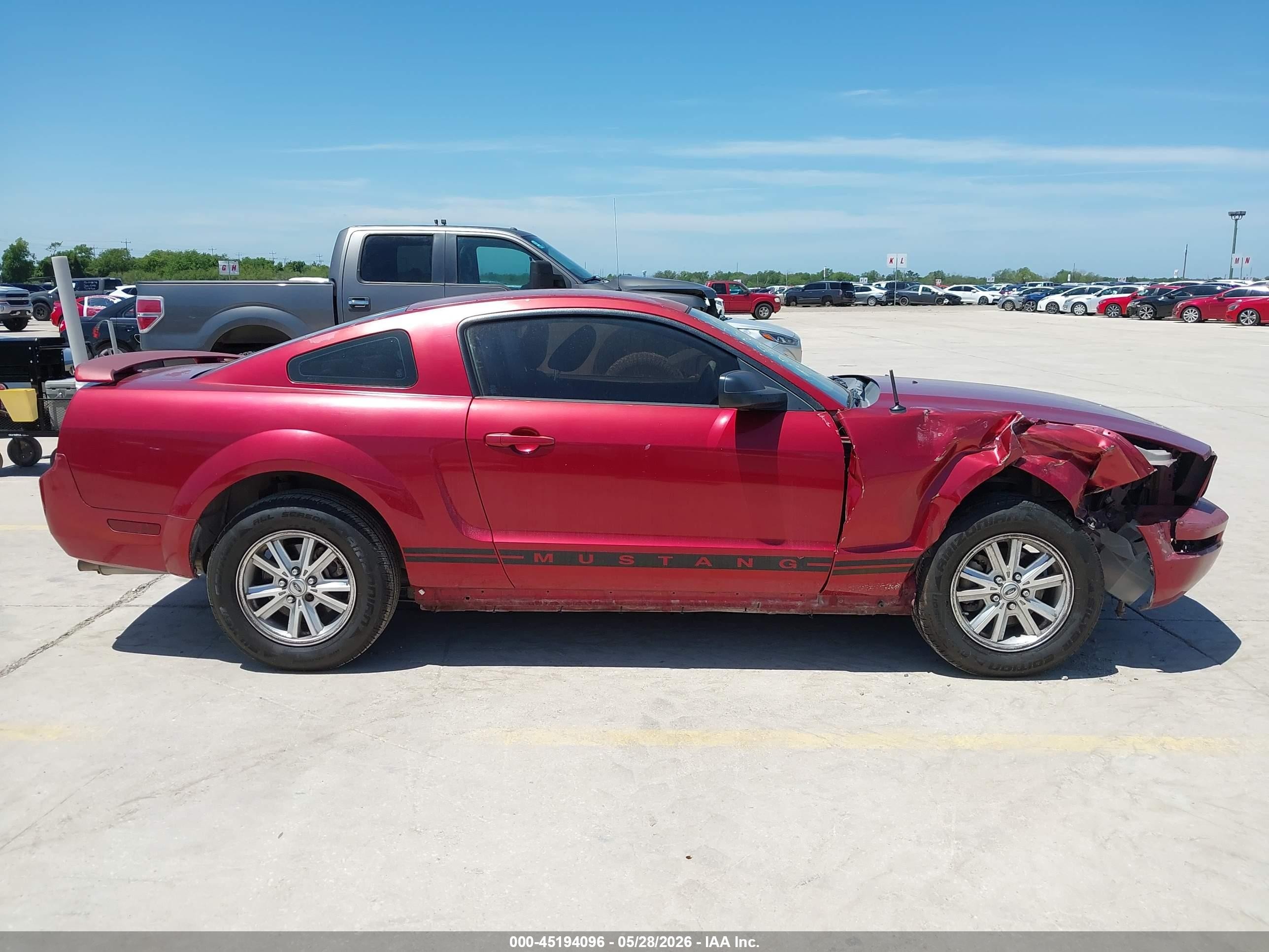 2006 Ford Mustang V6 Red vin: 1ZVFT80N165239481