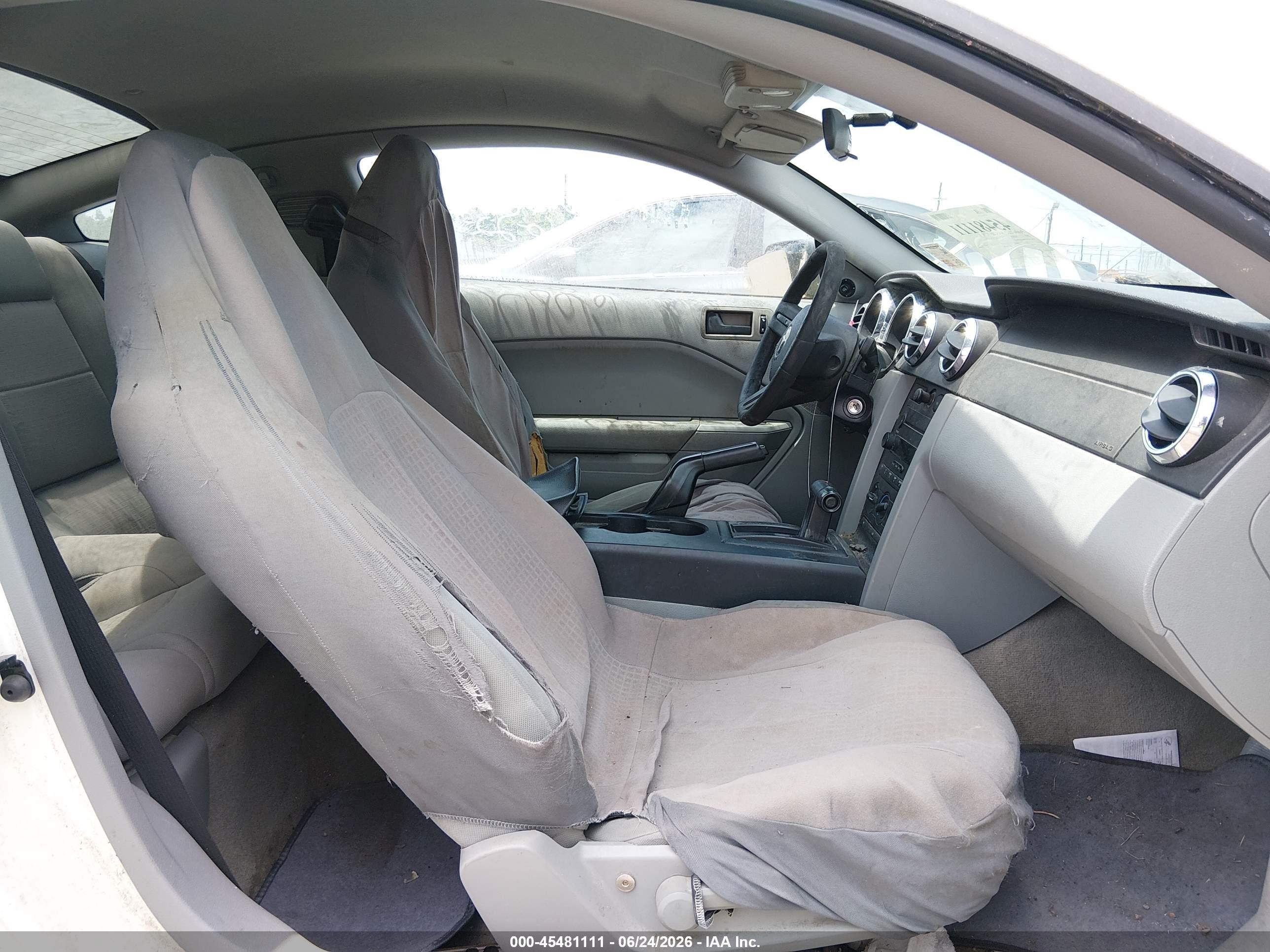 2005 Ford Mustang V6 Deluxe/v6 Premium White vin: 1ZVFT80N255158939