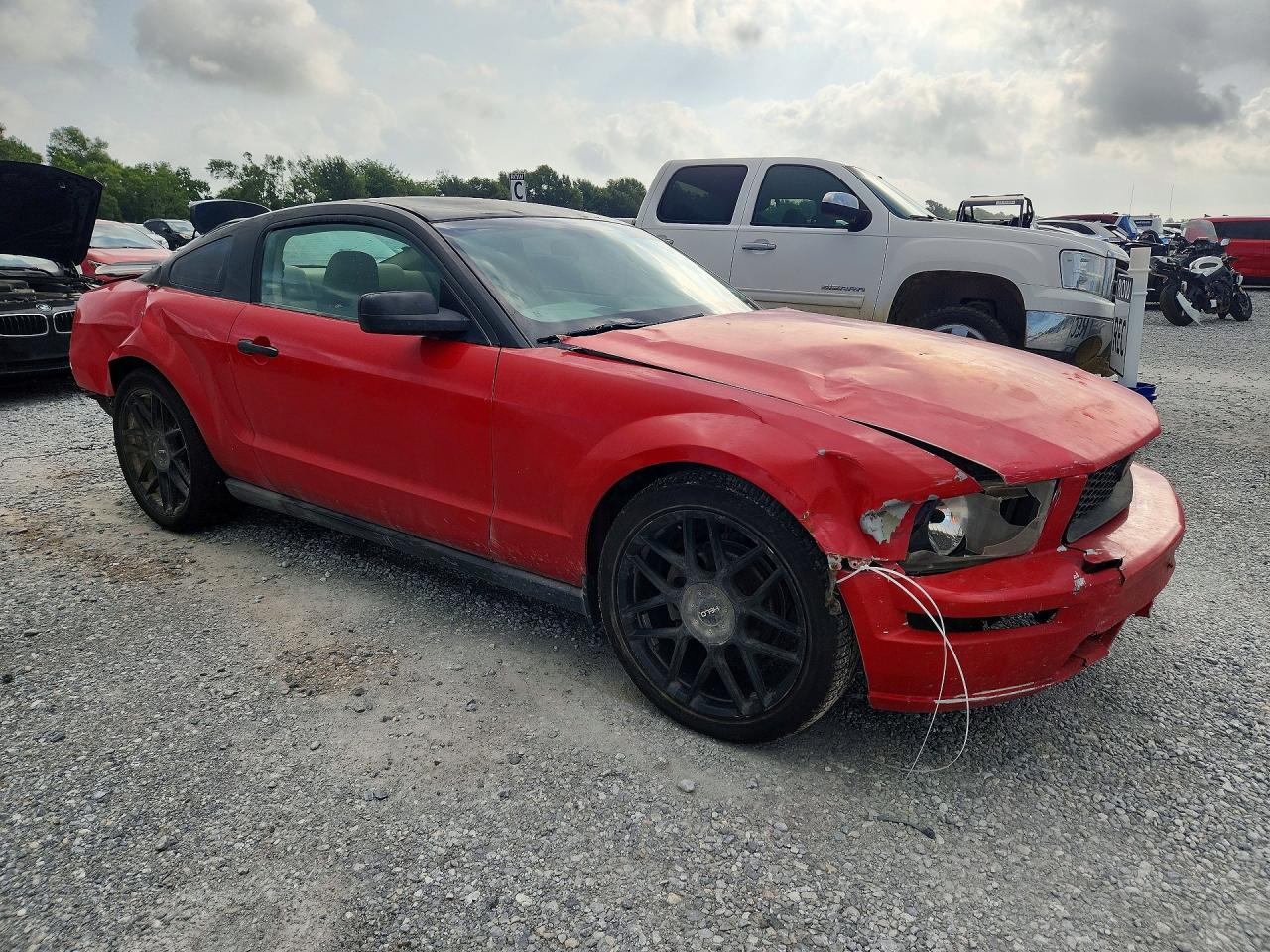 2005 Ford Mustang Red vin: 1ZVFT80N255237382