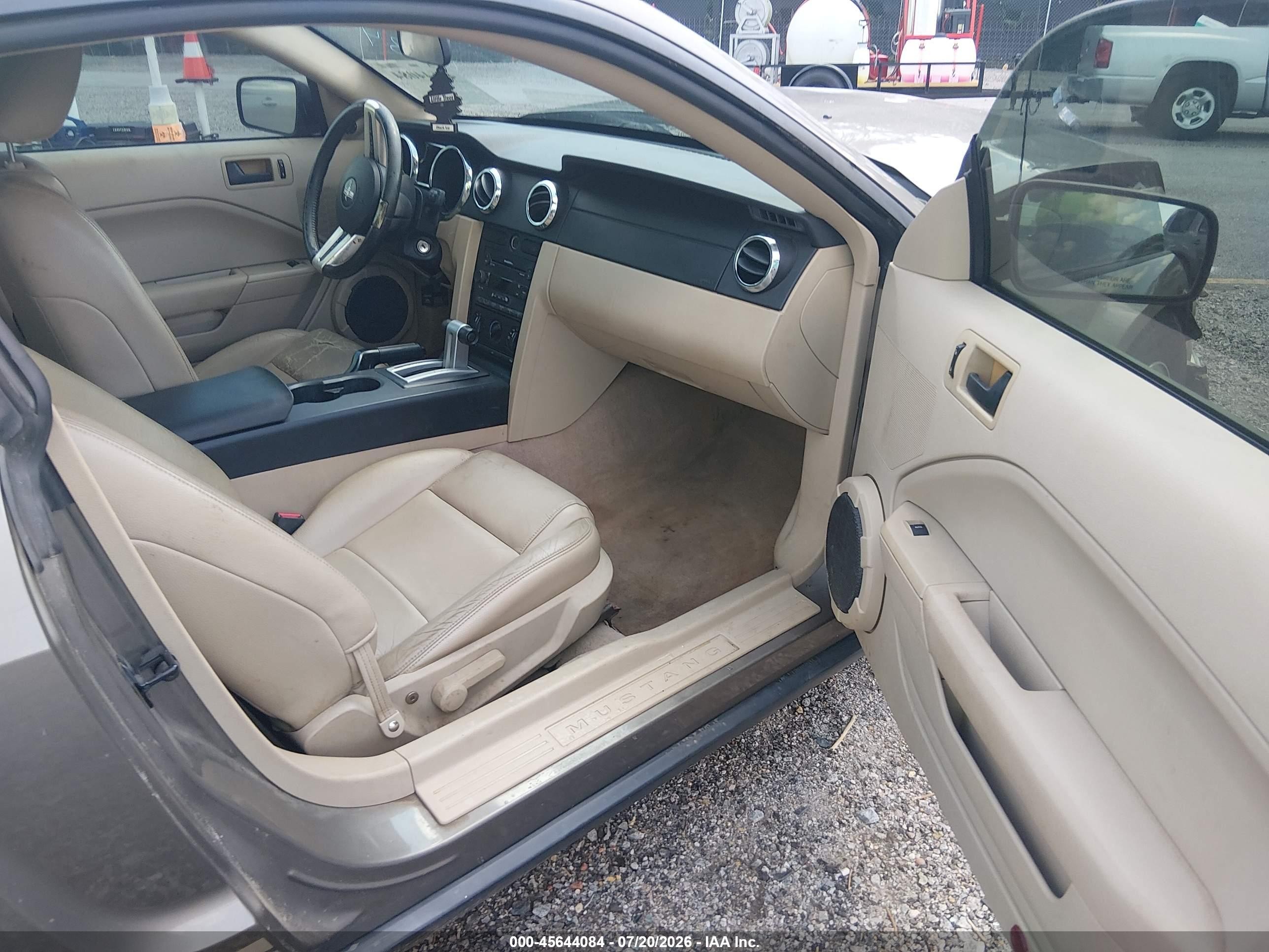 2005 Ford Mustang V6 Deluxe/v6 Premium Серый vin: 1ZVFT80N355135038