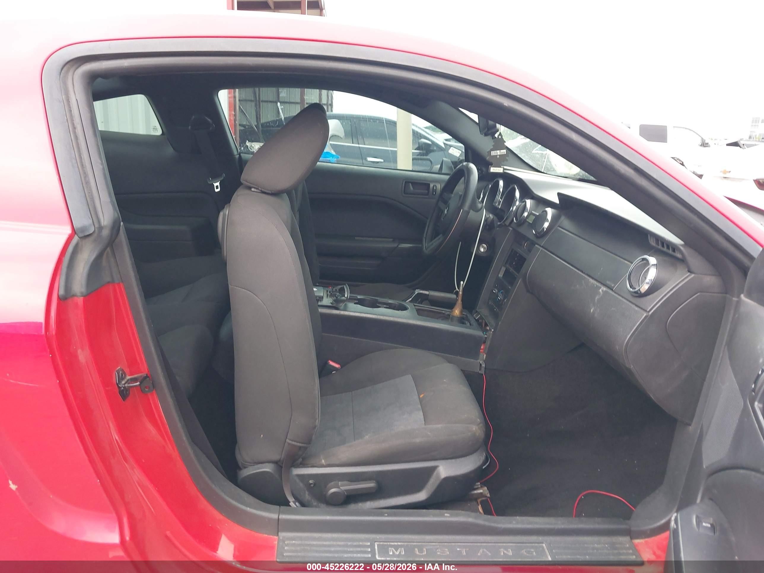 2006 Ford Mustang V6 Red vin: 1ZVFT80N365257142