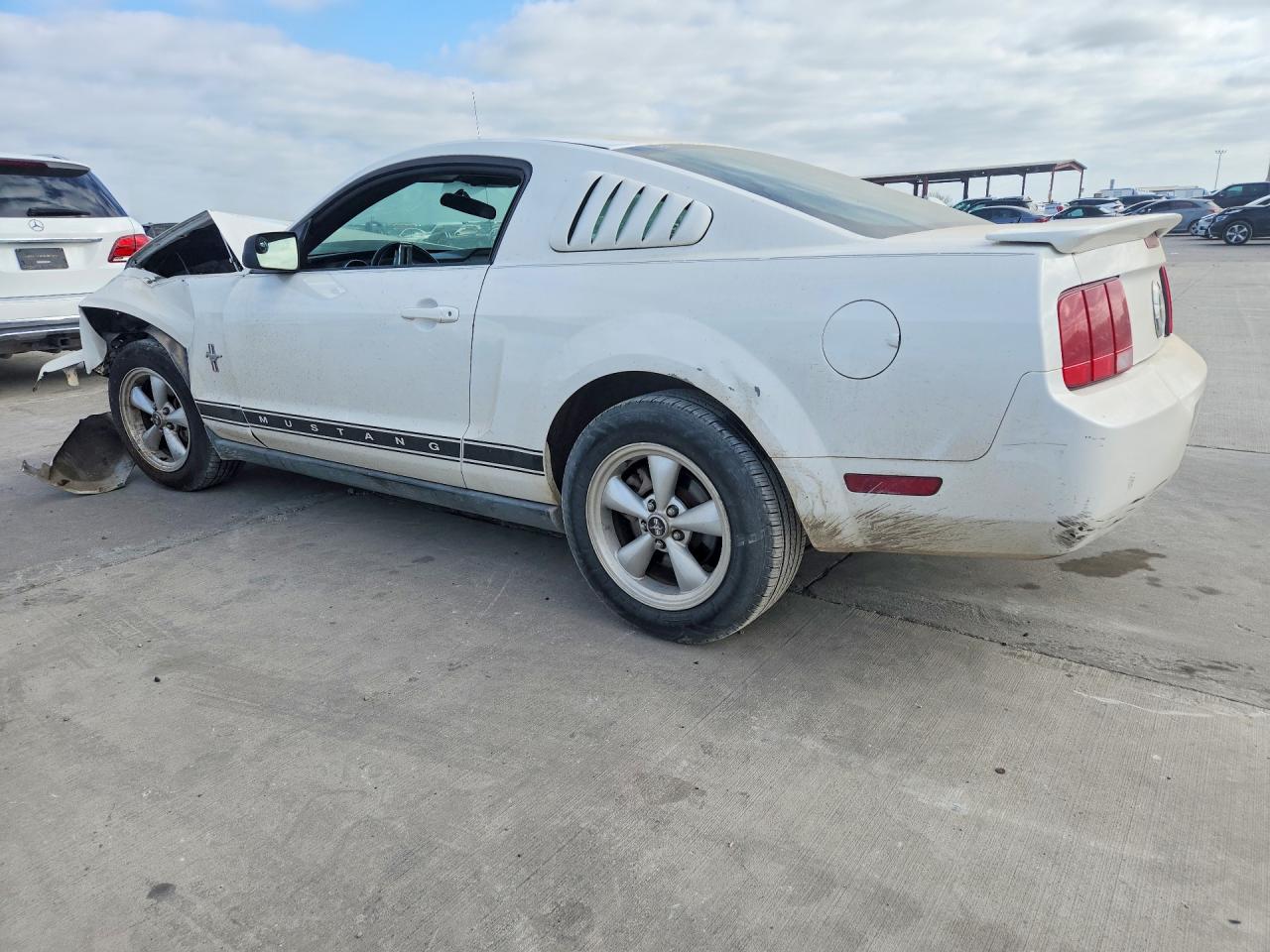 2007 Ford Mustang White vin: 1ZVFT80N375259426