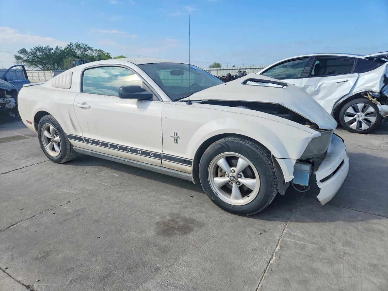 2007 Ford Mustang White vin: 1ZVFT80N375259426