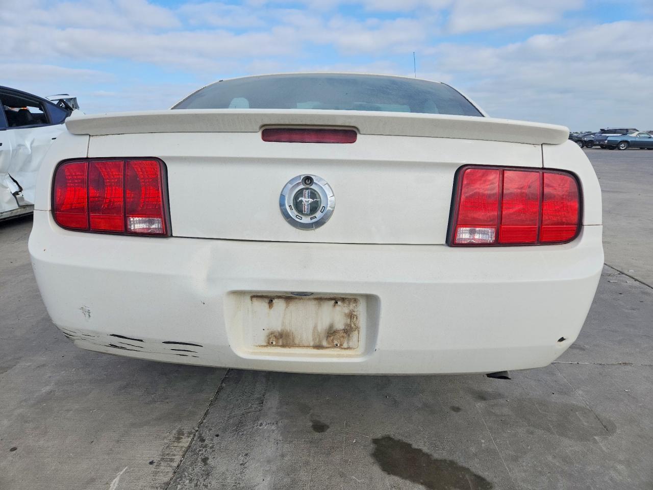2007 Ford Mustang White vin: 1ZVFT80N375259426