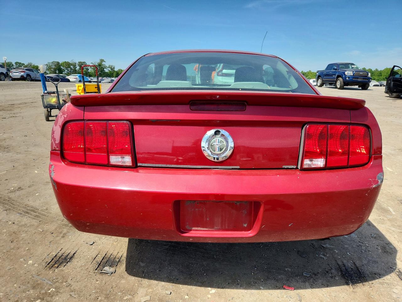 2007 Ford Mustang Red vin: 1ZVFT80N375291213