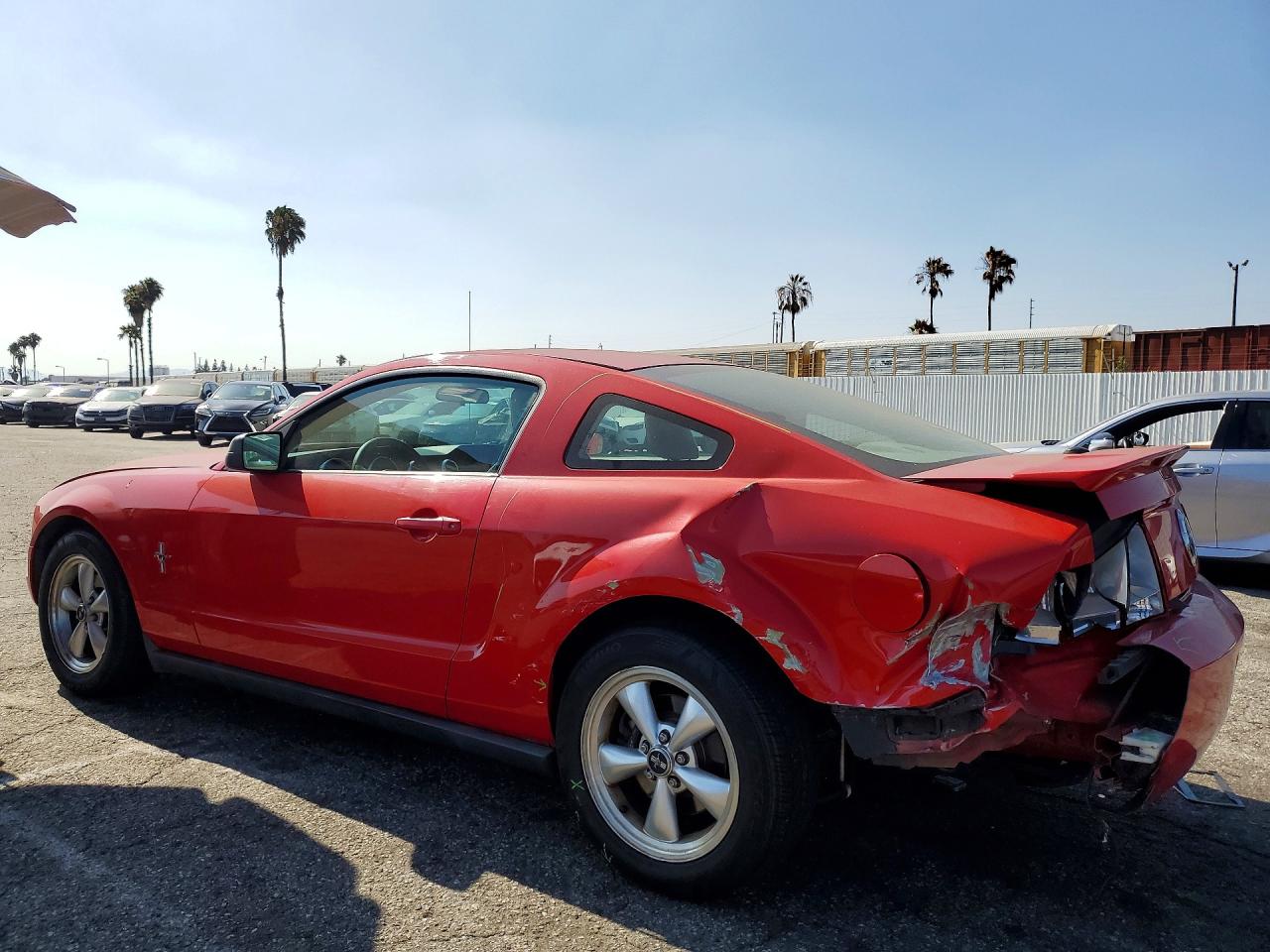 2007 Ford Mustang Red vin: 1ZVFT80N475238097