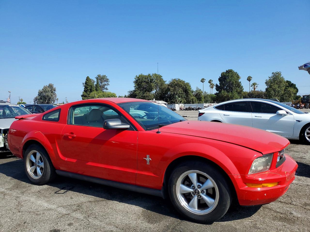 2007 Ford Mustang Red vin: 1ZVFT80N475238097