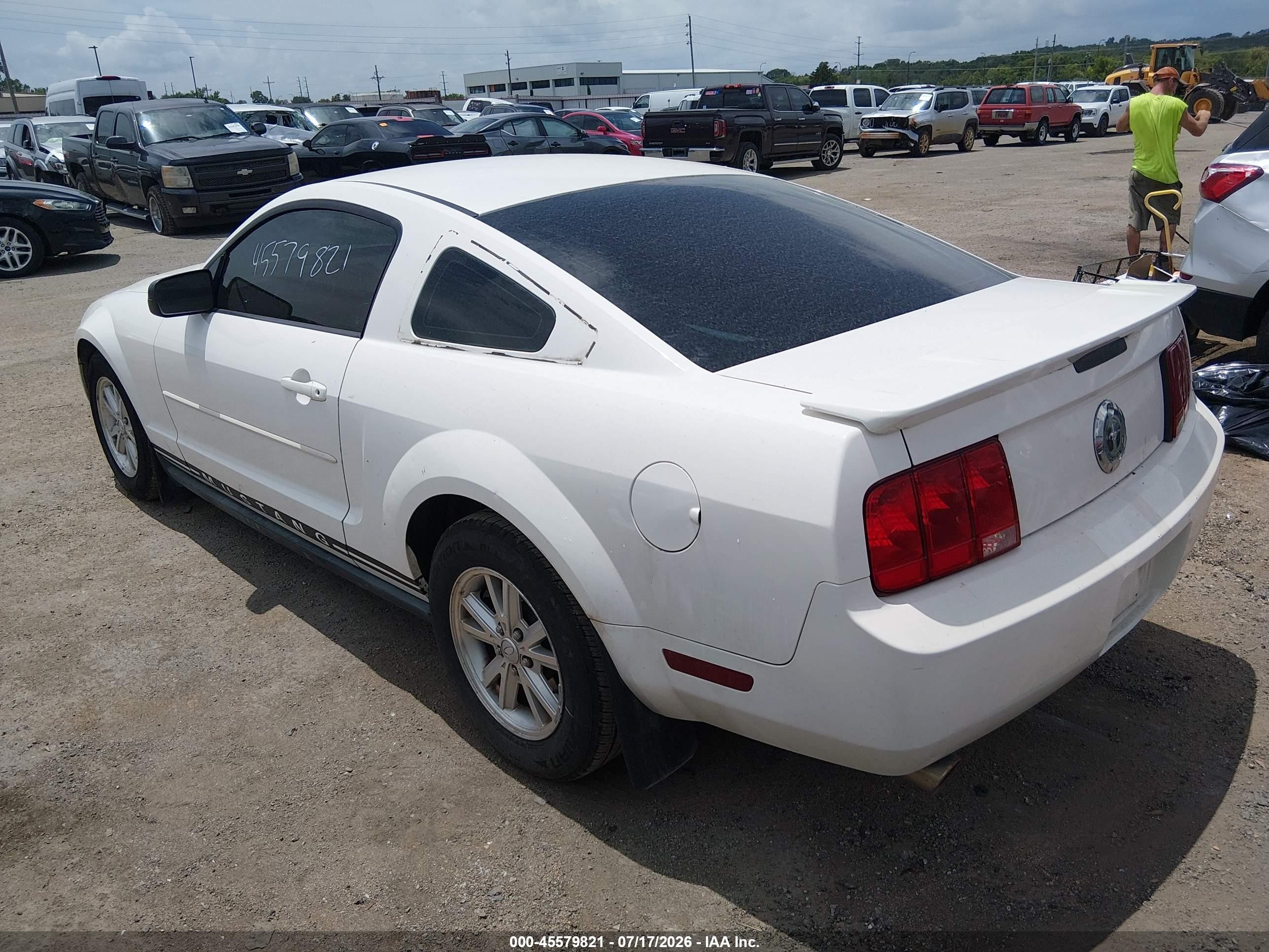 2007 Ford Mustang V6 Deluxe/v6 Premium Белый vin: 1ZVFT80N475351984