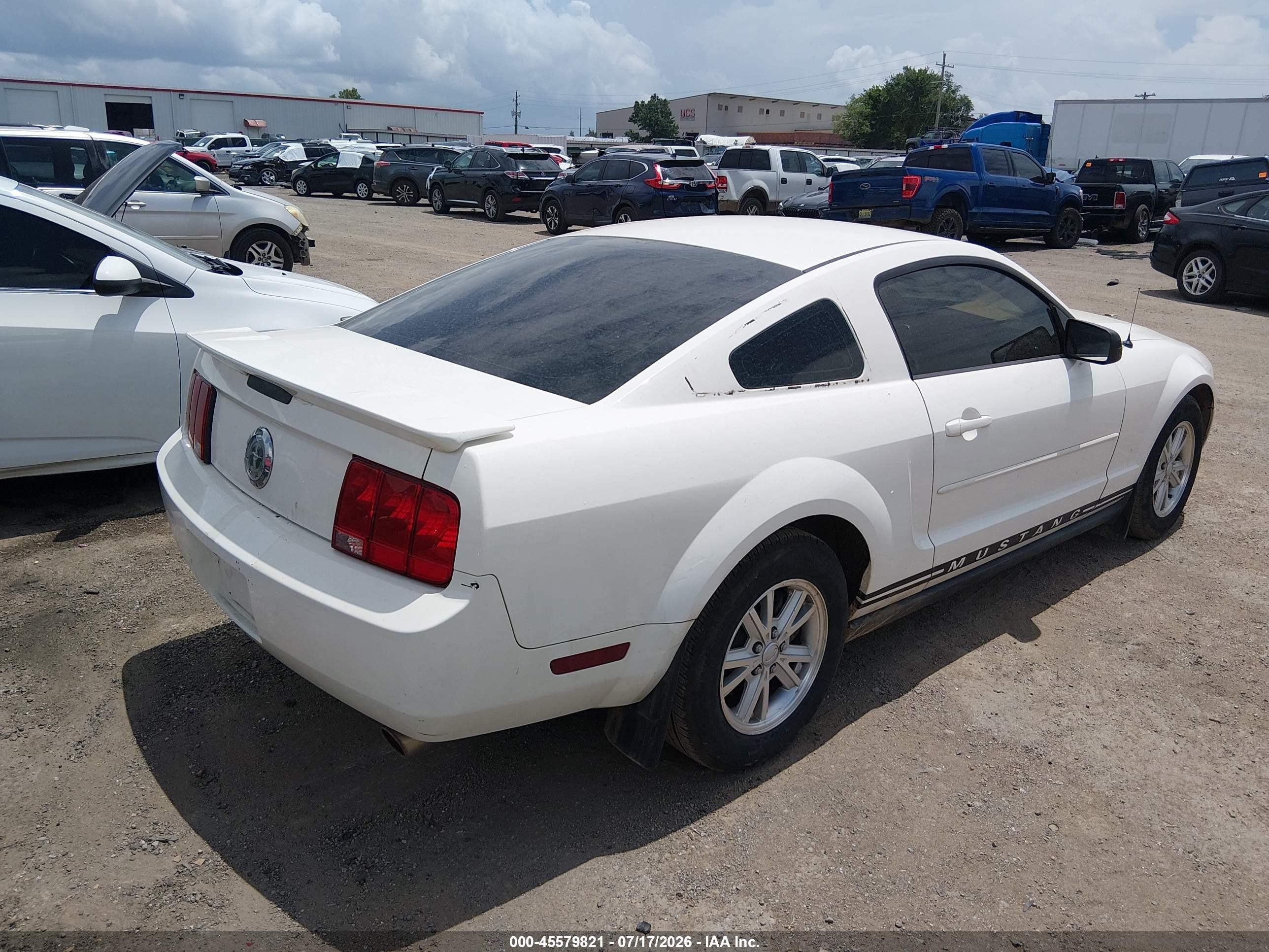 2007 Ford Mustang V6 Deluxe/v6 Premium Белый vin: 1ZVFT80N475351984