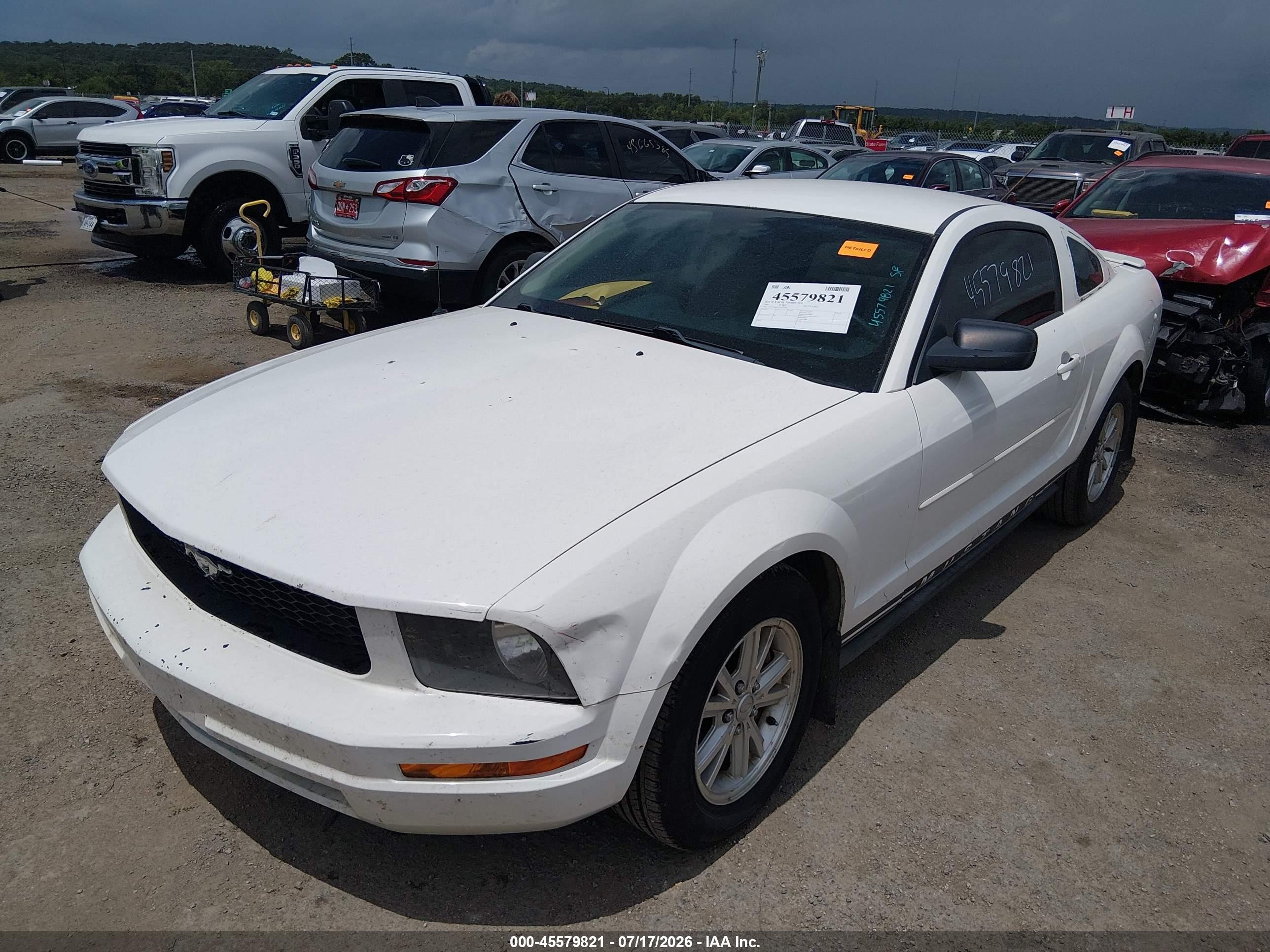 2007 Ford Mustang V6 Deluxe/v6 Premium Белый vin: 1ZVFT80N475351984
