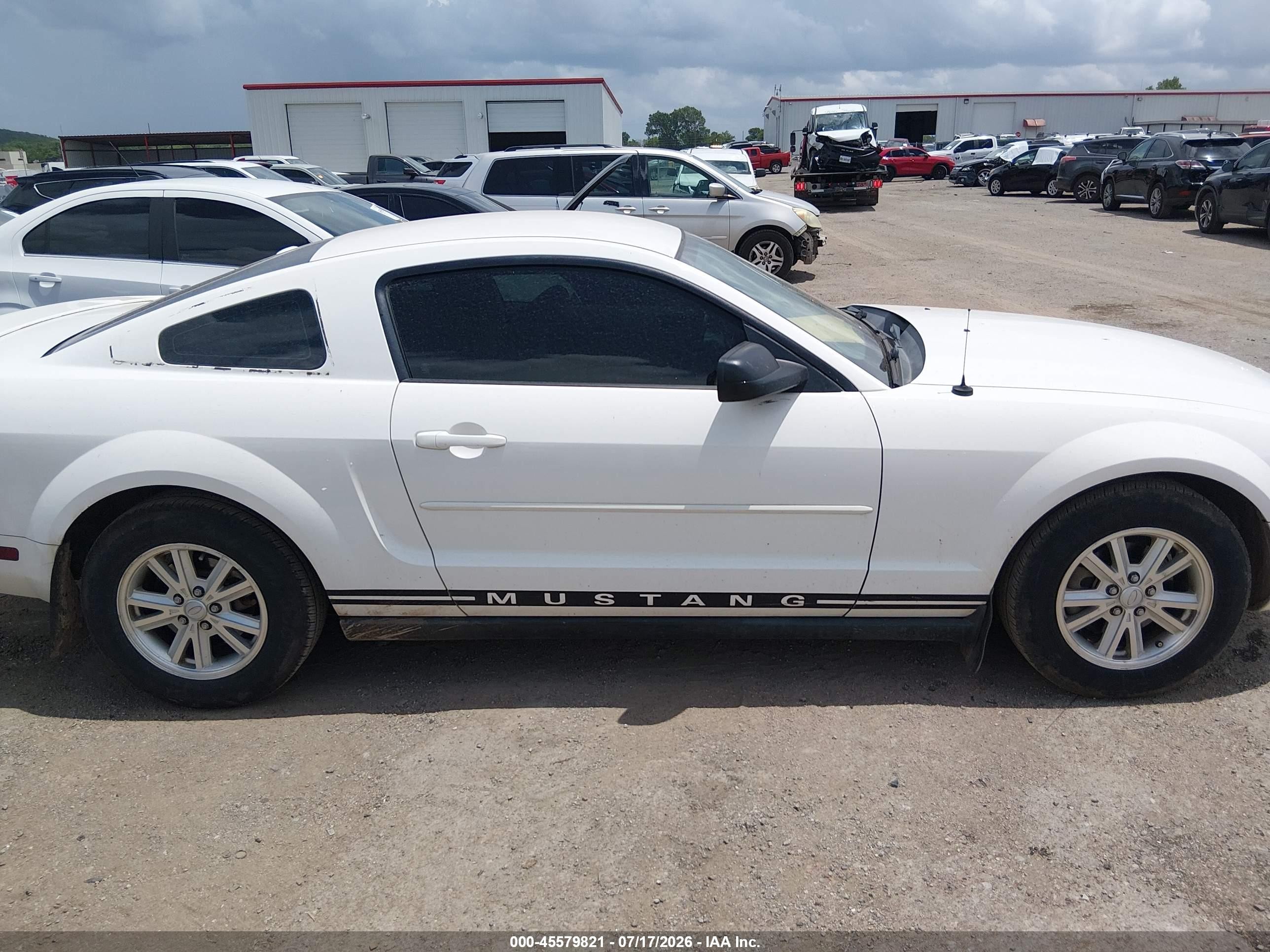 2007 Ford Mustang V6 Deluxe/v6 Premium Белый vin: 1ZVFT80N475351984
