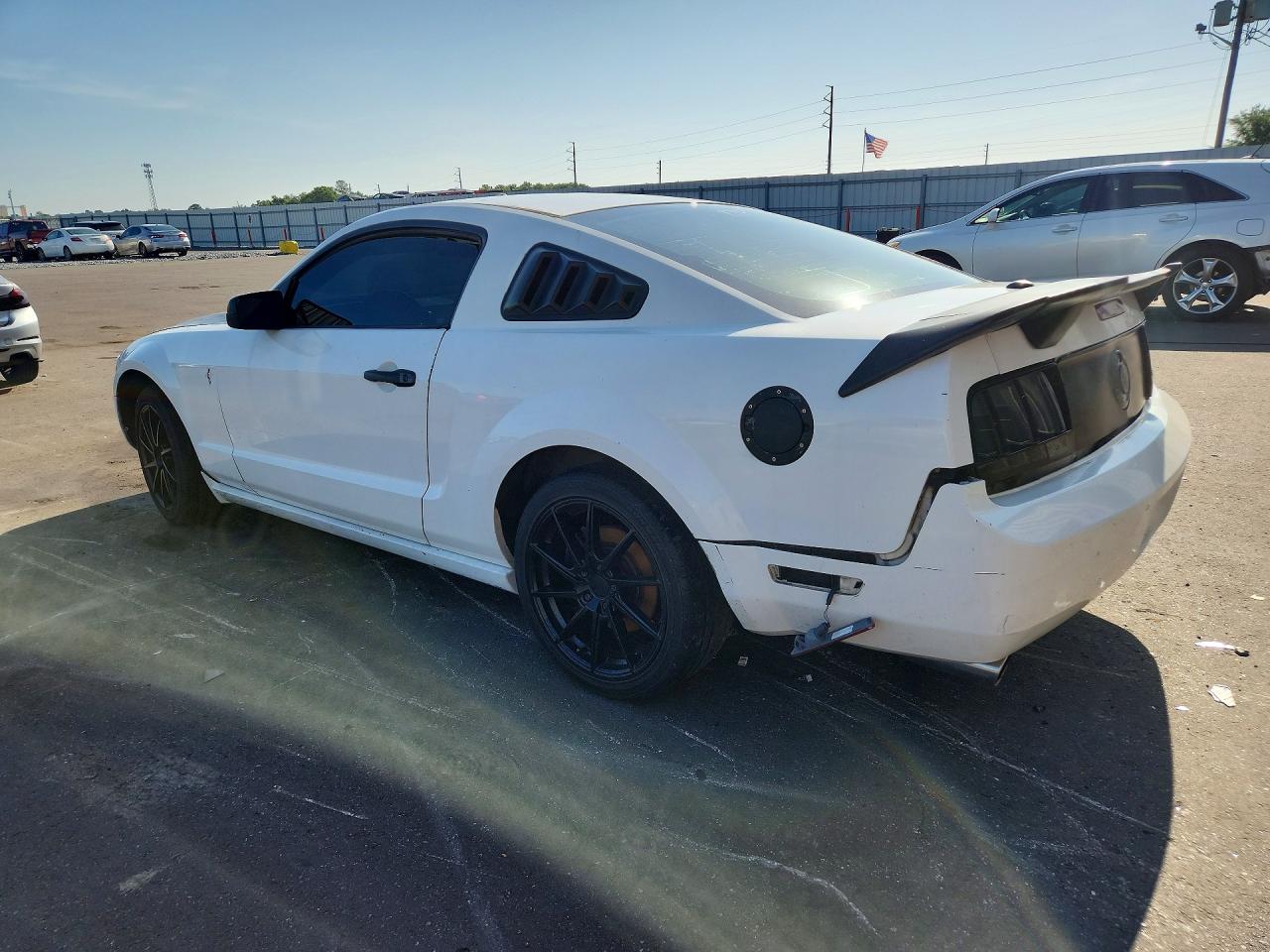 2007 Ford Mustang White vin: 1ZVFT80N575240456