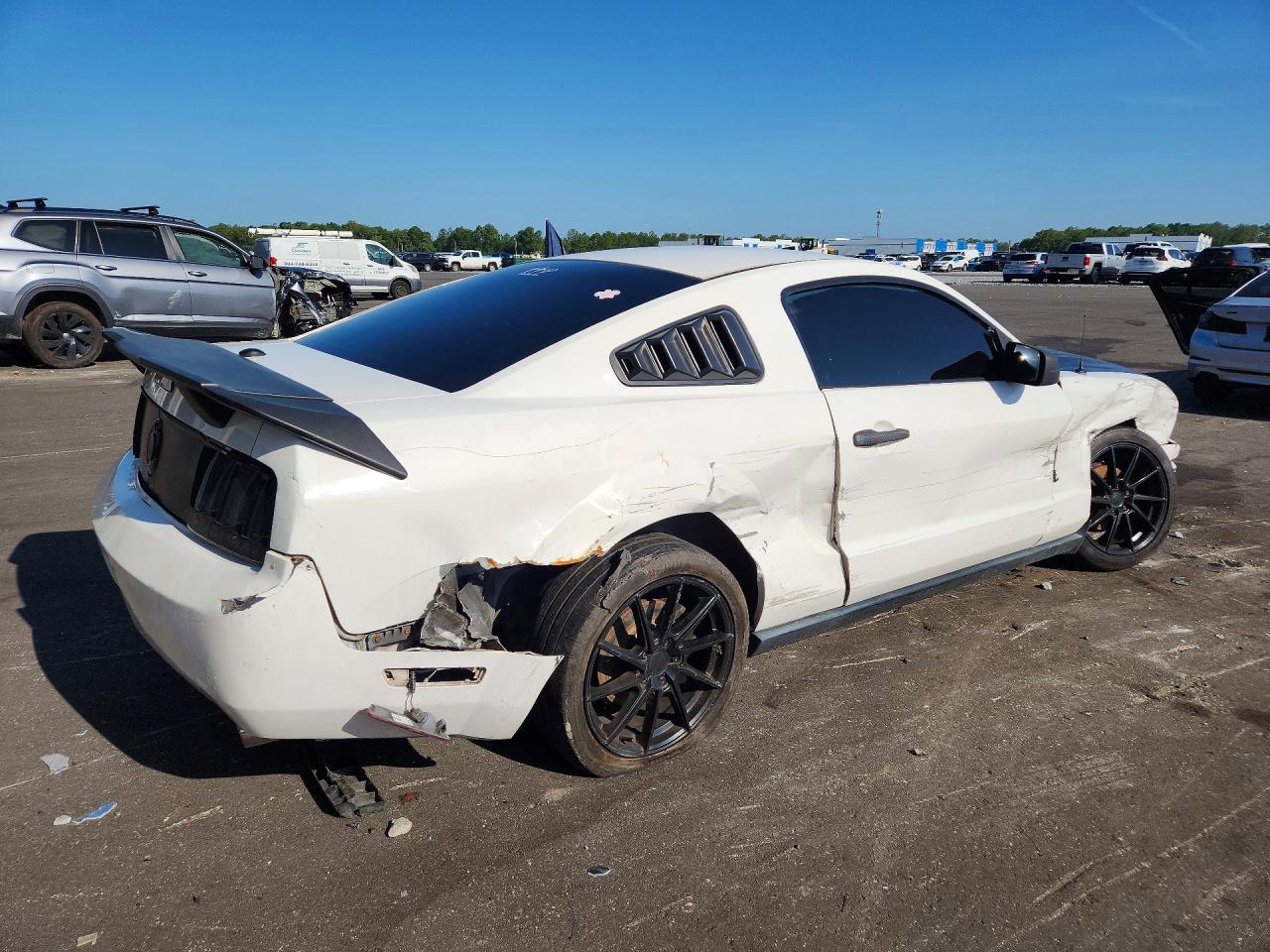 2007 Ford Mustang White vin: 1ZVFT80N575240456