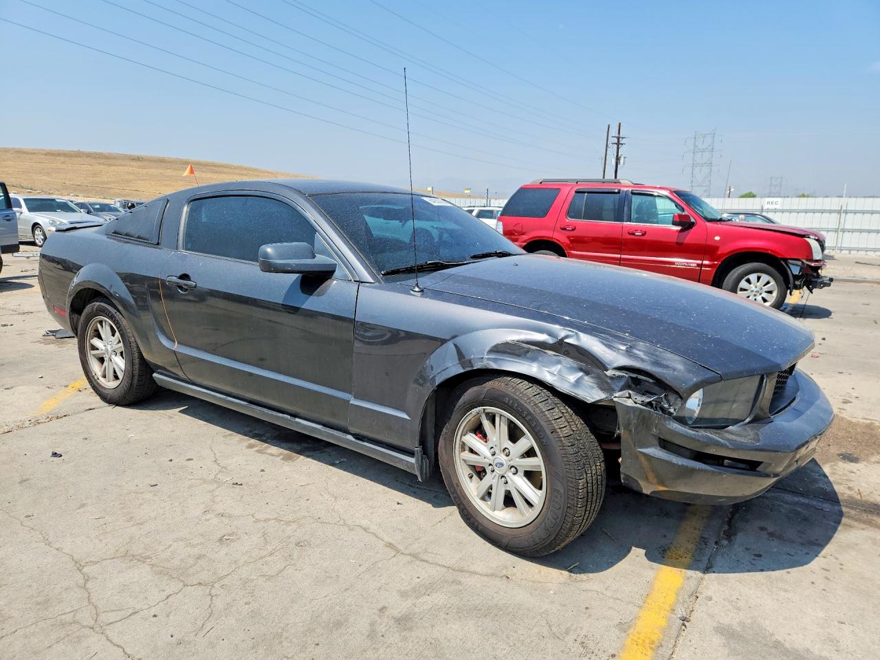 2007 Ford Mustang Серый vin: 1ZVFT80N575250839