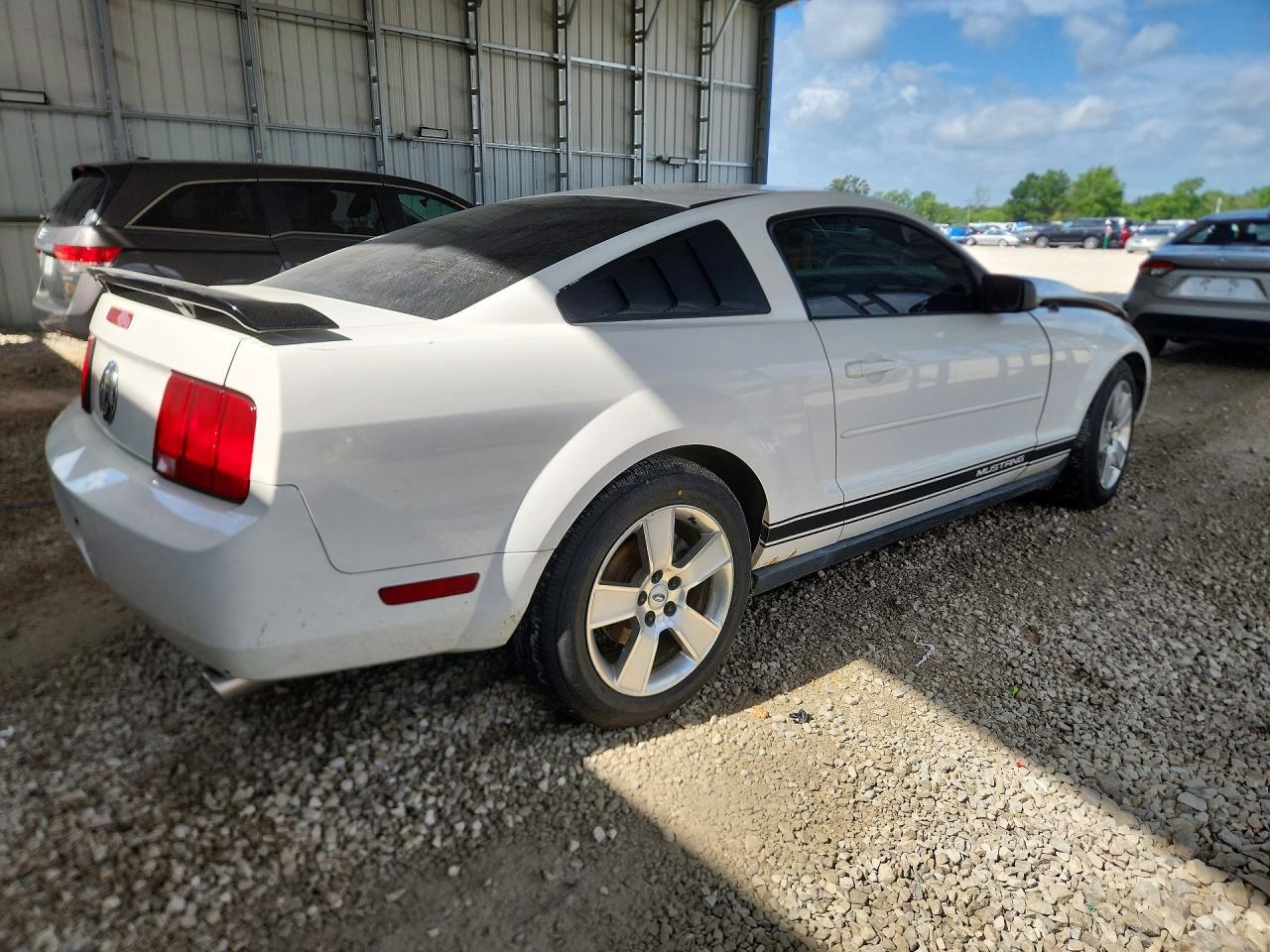 2007 Ford Mustang White vin: 1ZVFT80N575315317