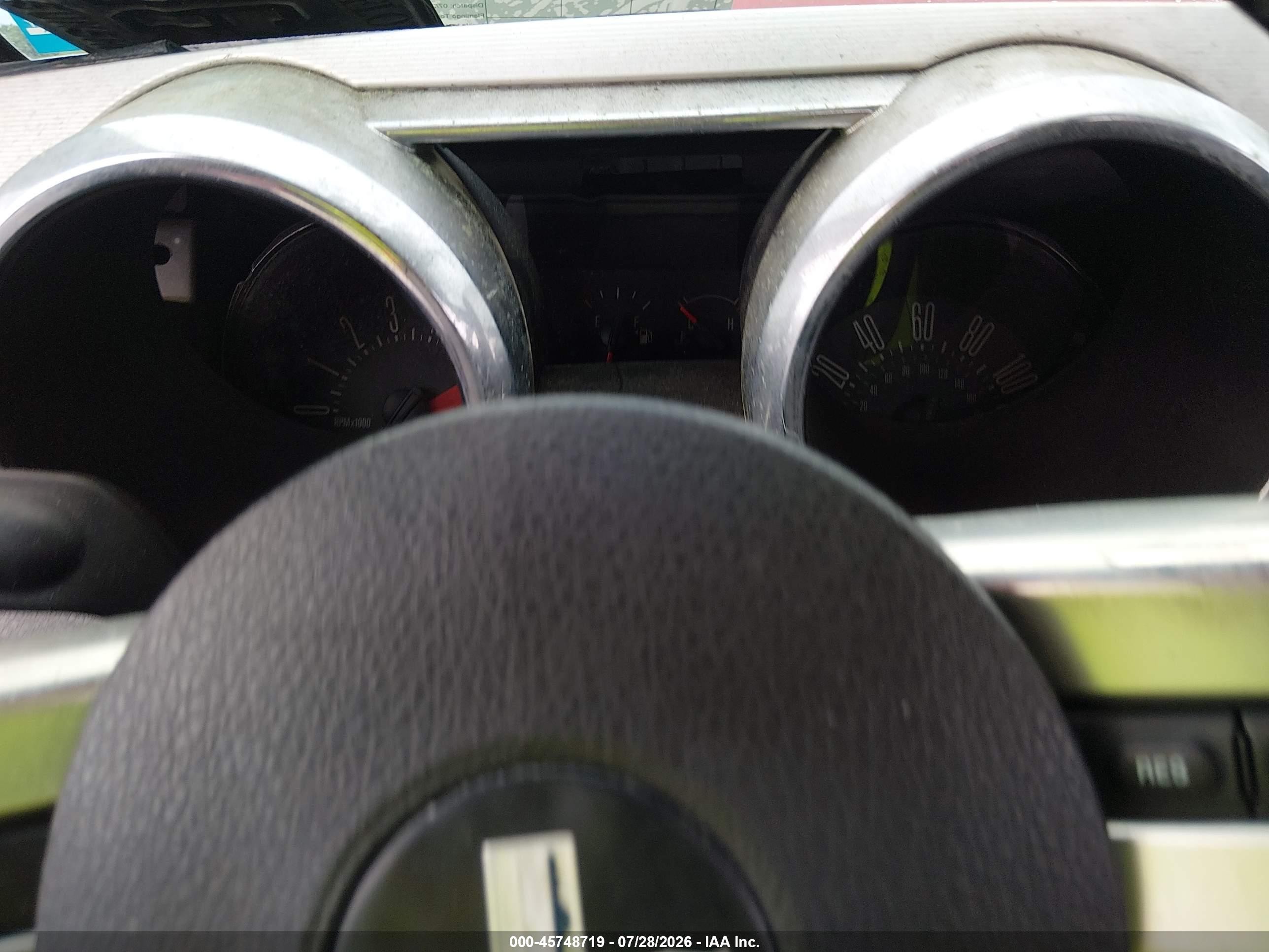 2005 Ford Mustang V6 Deluxe/v6 Premium Красный vin: 1ZVFT80N655177901