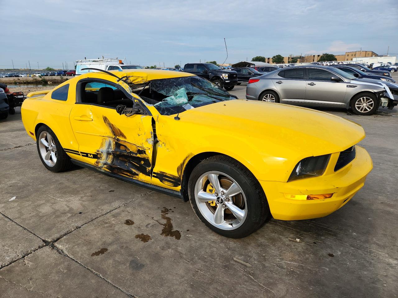 2005 Ford Mustang Желтый vin: 1ZVFT80N755115276