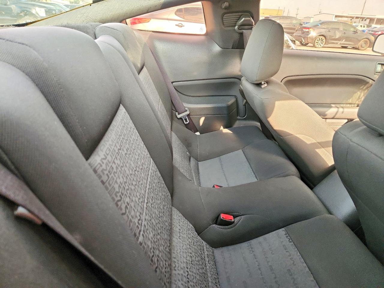 2005 Ford Mustang Желтый vin: 1ZVFT80N755115276
