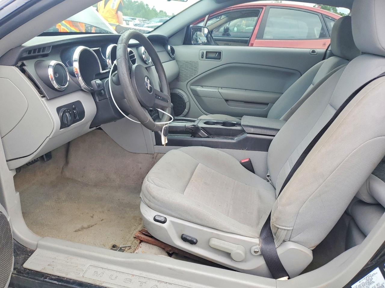 2005 Ford Mustang Черный vin: 1ZVFT80N755139559