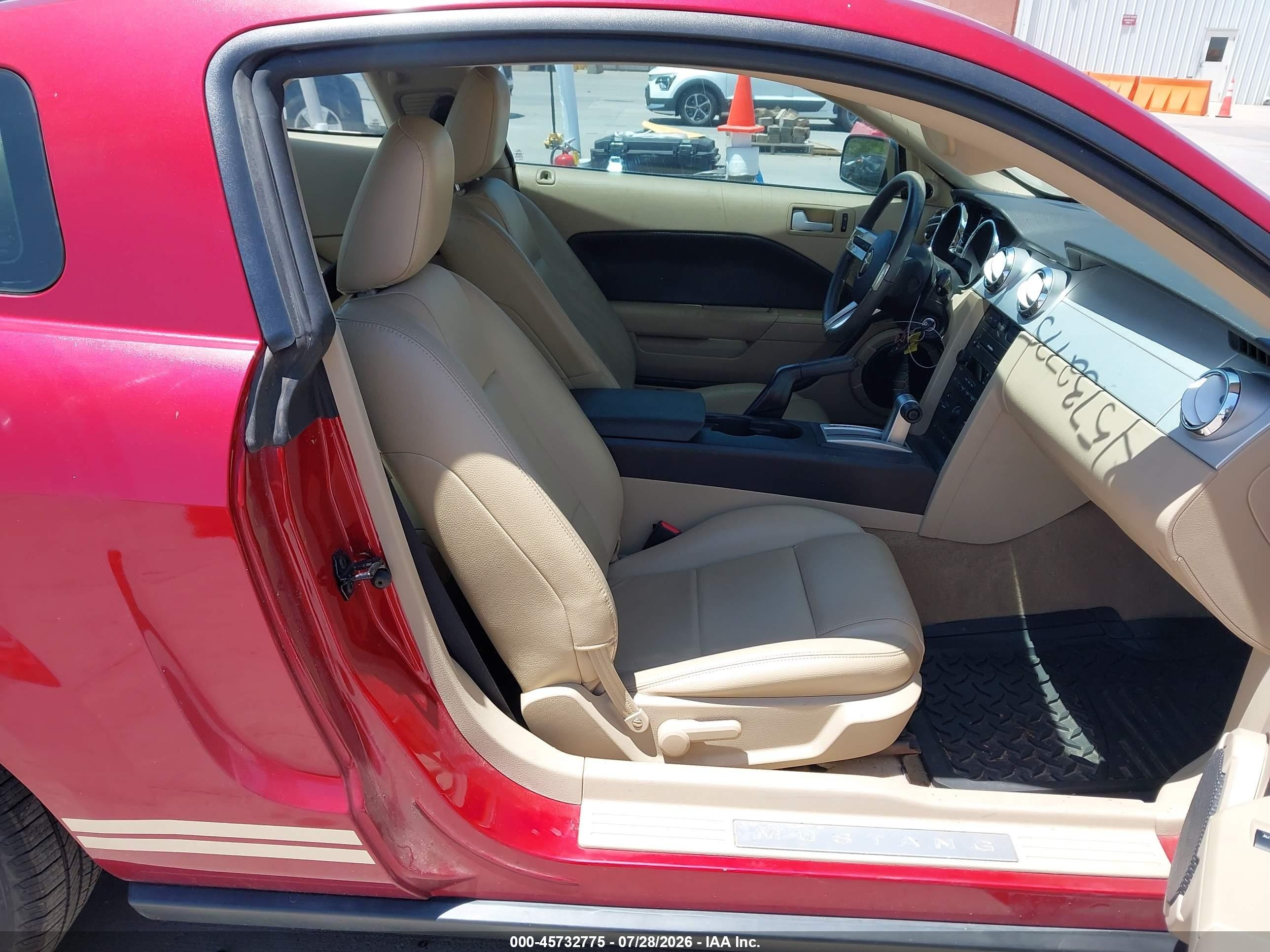 2006 Ford Mustang V6 Red vin: 1ZVFT80N765123735
