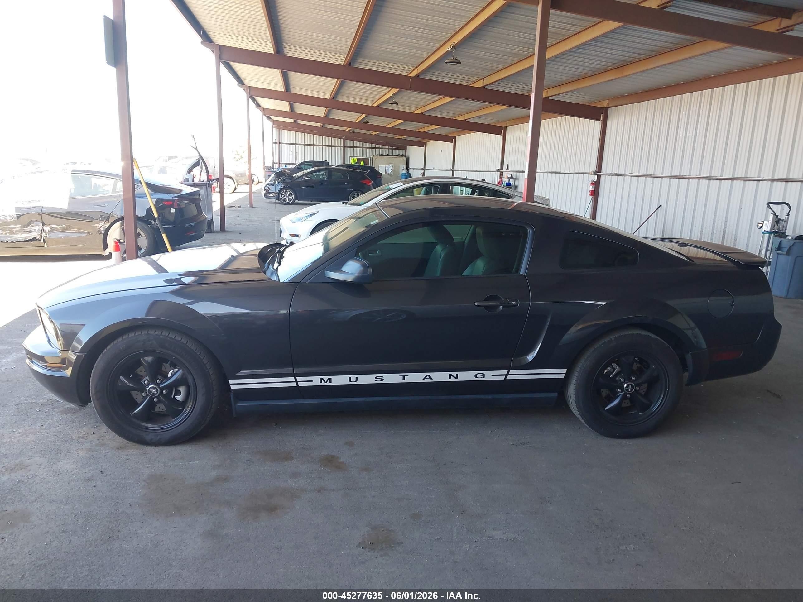 2007 Ford Mustang V6 Deluxe/v6 Premium Черный vin: 1ZVFT80N775274866
