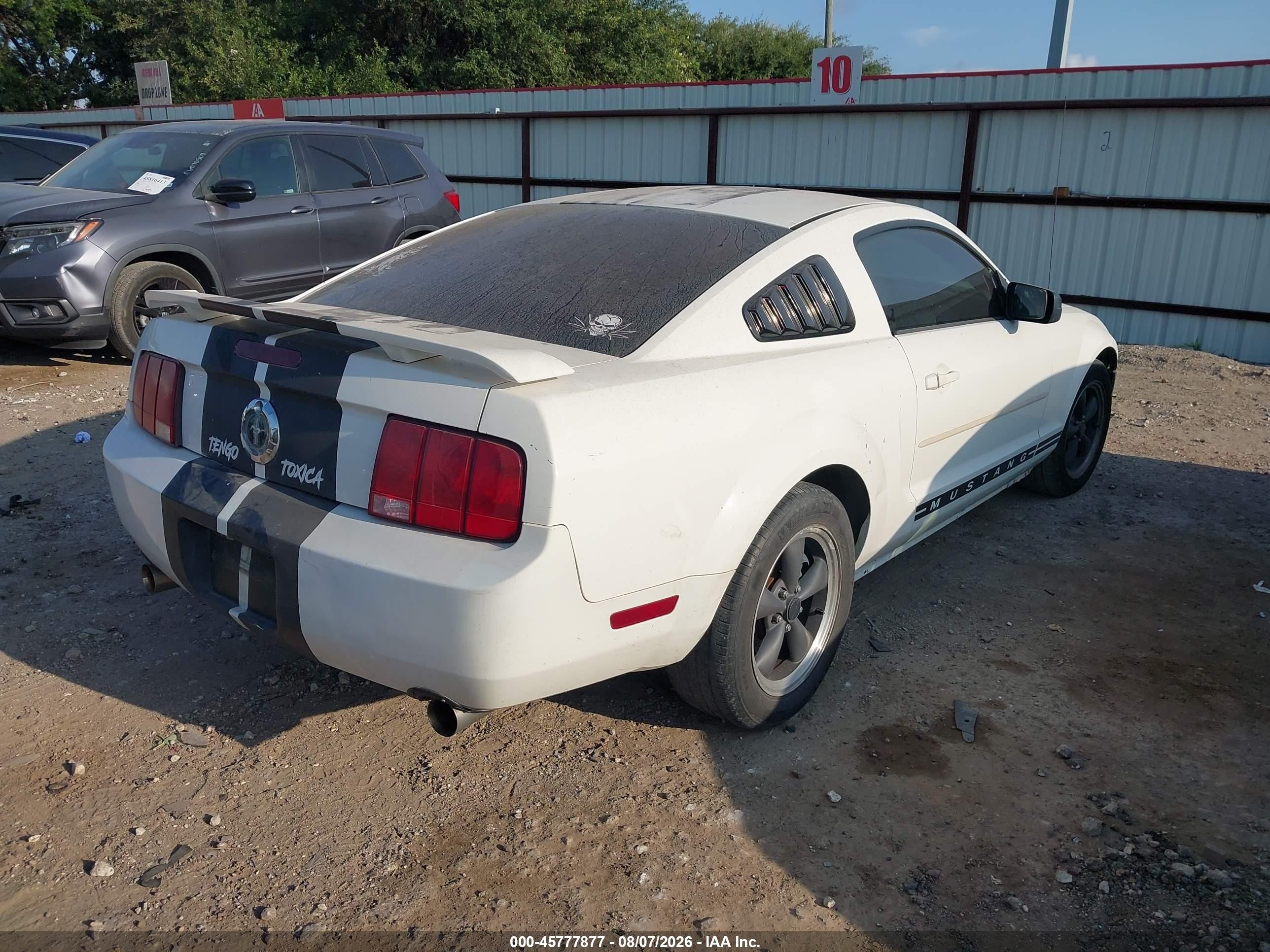 2005 Ford Mustang   White vin: 1ZVFT80N955237329