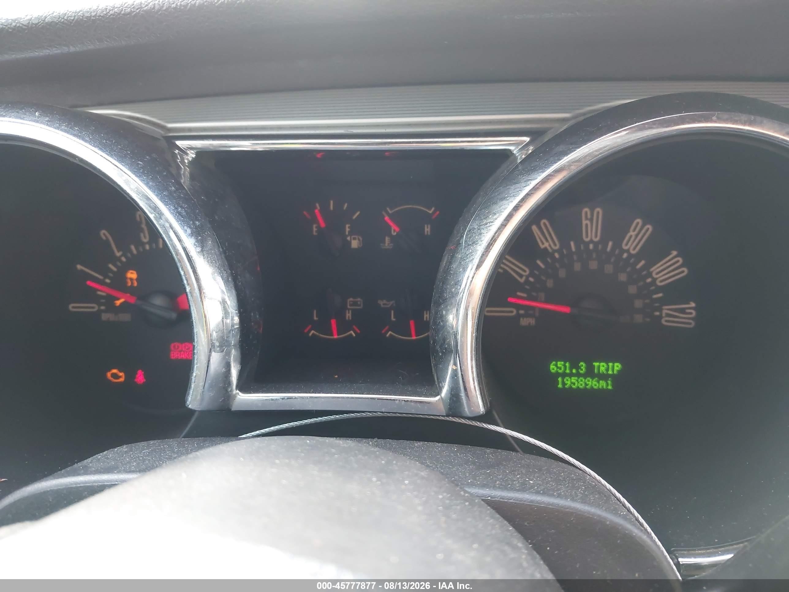 2005 Ford Mustang   White vin: 1ZVFT80N955237329