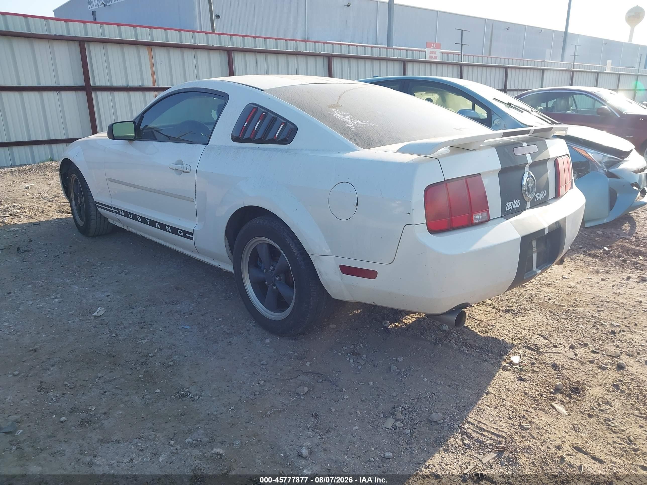 2005 Ford Mustang   White vin: 1ZVFT80N955237329